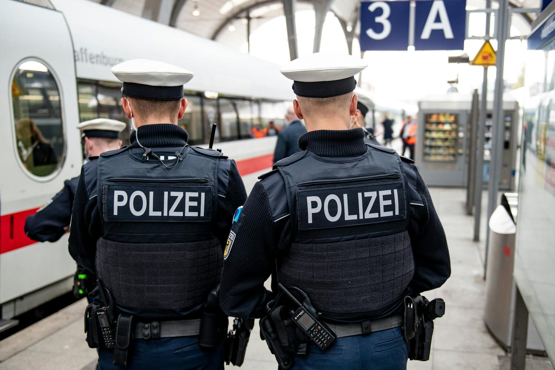 Aus den Statistiken der Bundespolizei geht ein Anstieg der Gewalt- und Waffendelikte in Bahnhöfen hervor.