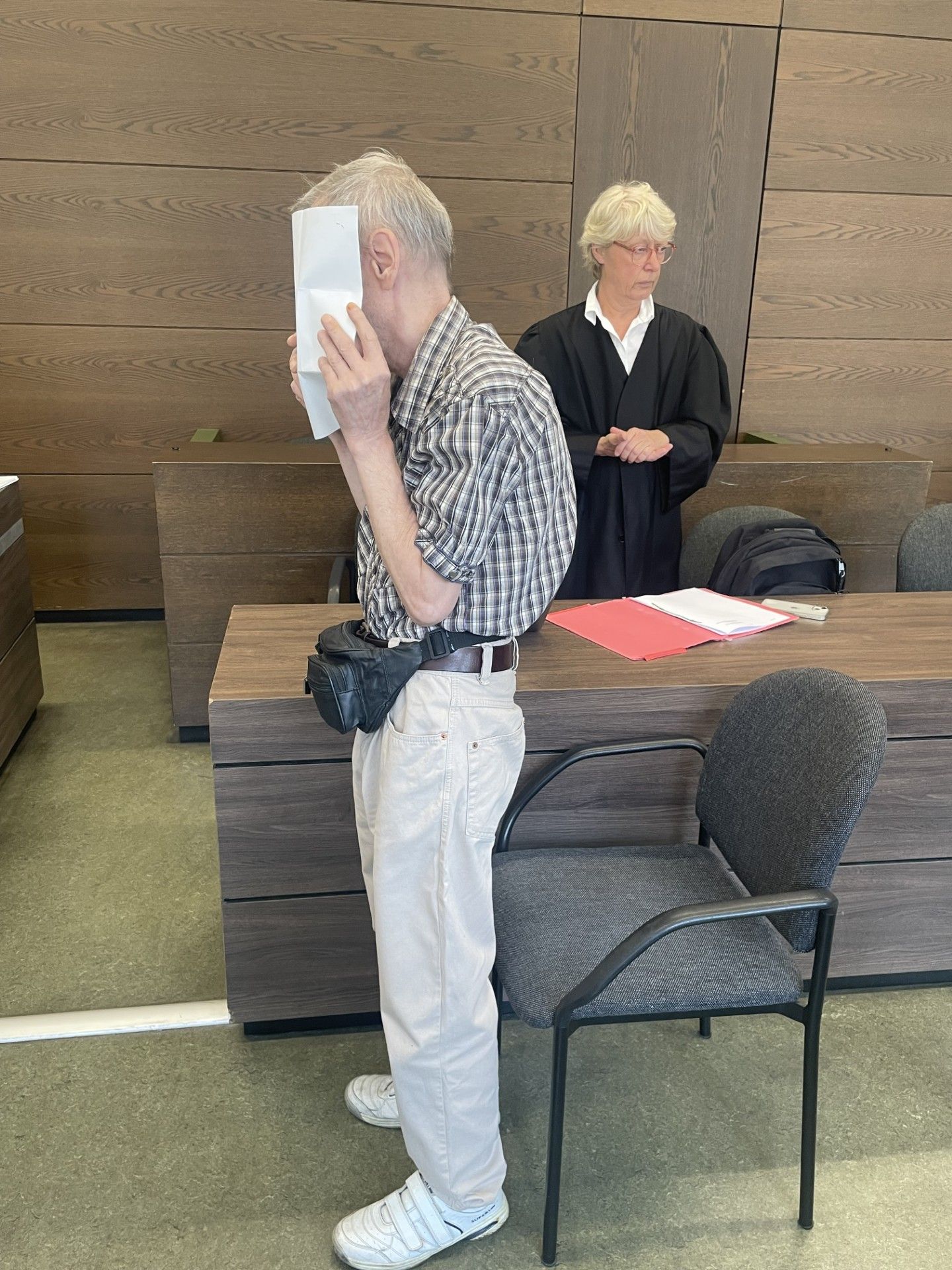 Erwischt beim Knastbesuch: Opa Schussel und die Drogen-Treter