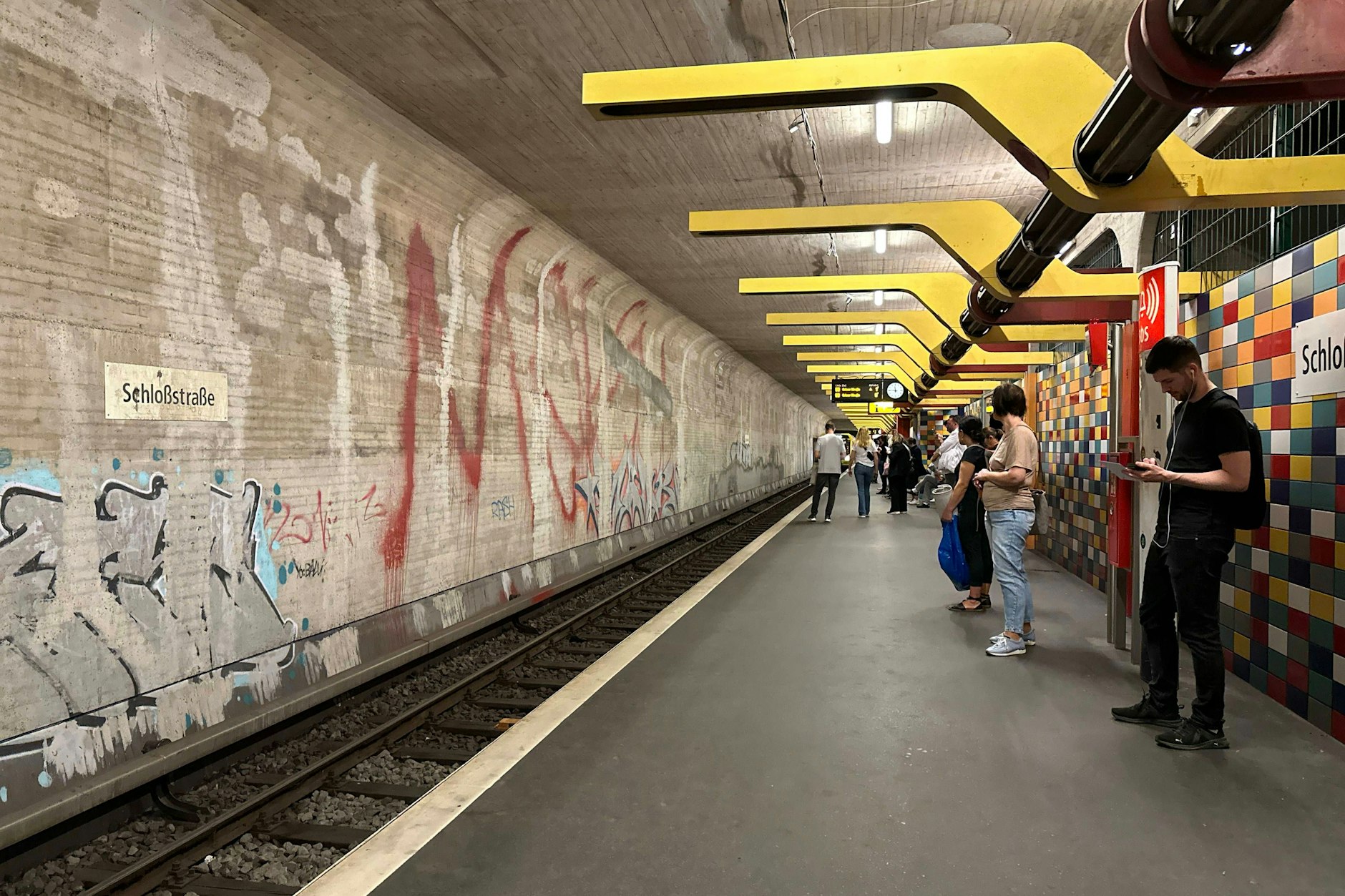 Der U-Bahnhof Schloßstraße in Berlin-Steglitz ist ein Provisorium mit nackten oder mit Graffiti besprühten Betonwänden.
