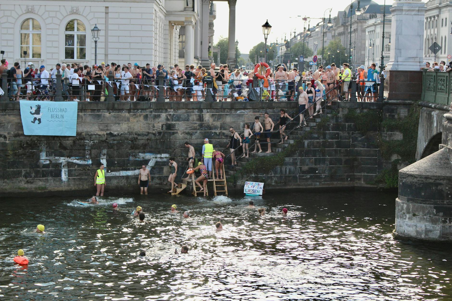 Hunderte drängen sich entlang der Spree. Keiner will verpassen, wie sich das Wasser mitten in Berlin in eine Bühne für Protest und Spektakel verwandelt.