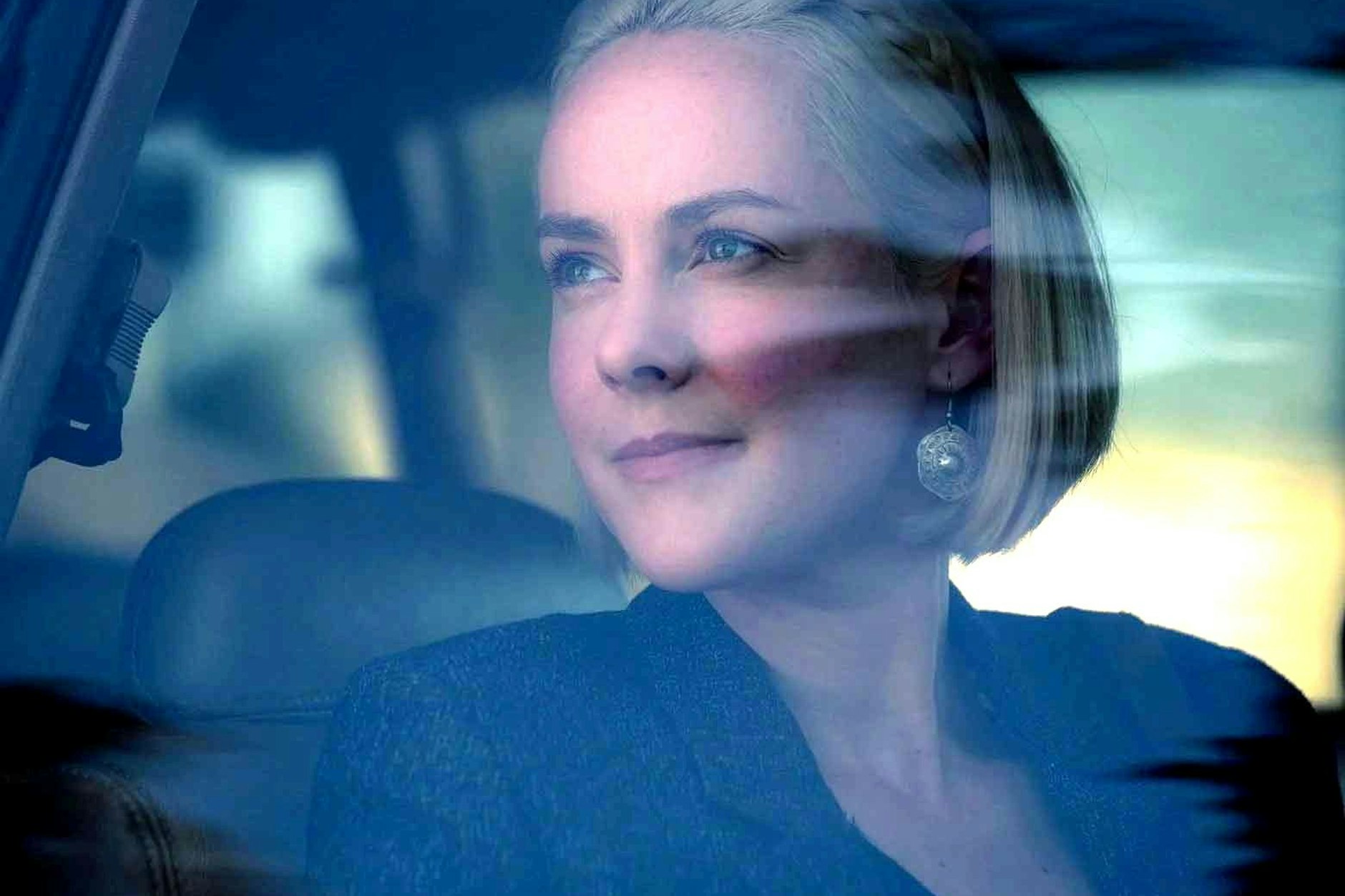 Nell Tiger Free spielt die viel zu junge Geliebte in „Too Old To Die Young“ auf Amazon Prime Video.