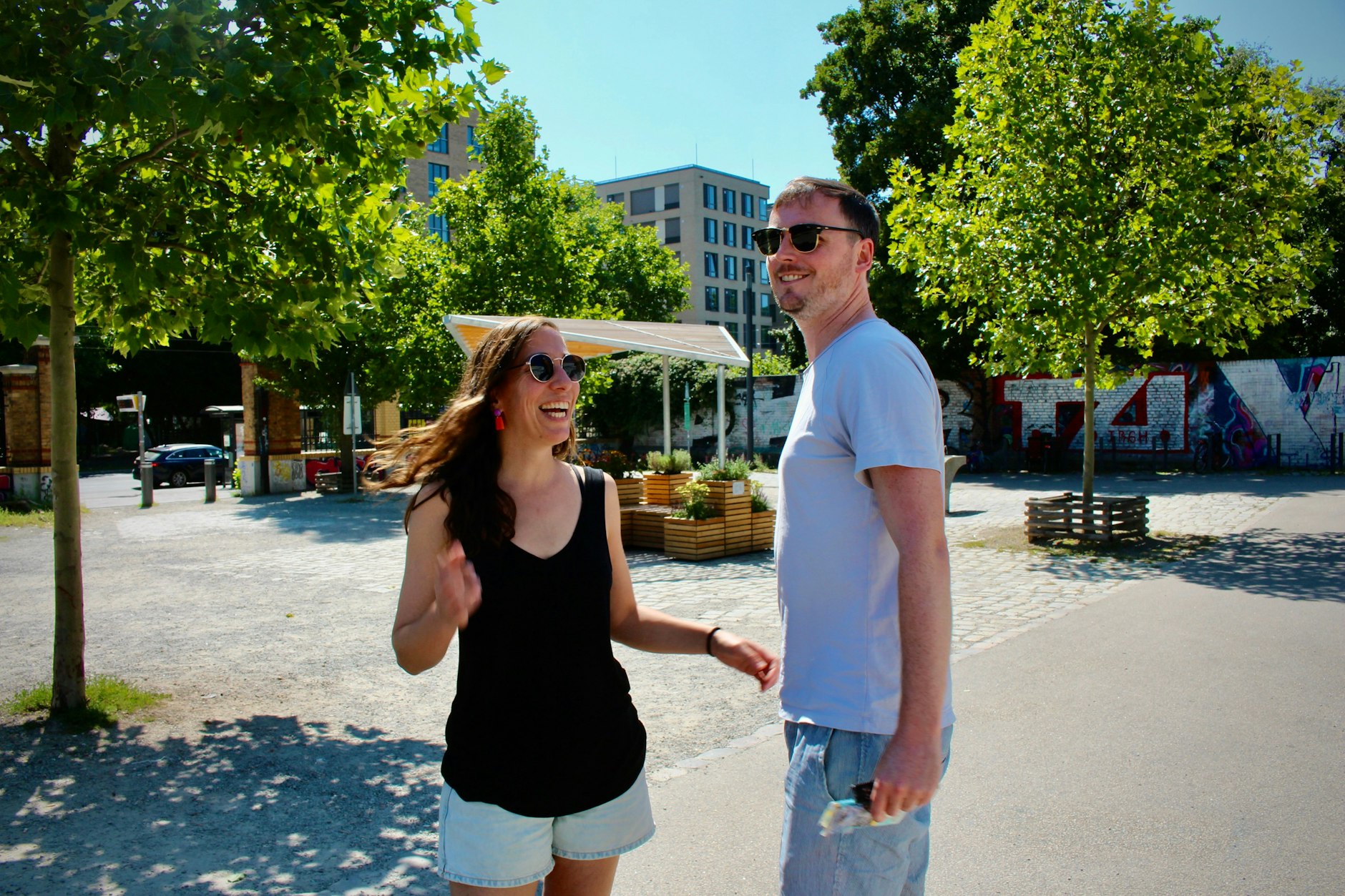 Touristen spotten über Berlins Cooling-Point: Nathalie von Grote und ihr Freund Ian Green aus England  ziehen den Schatten der Bäume vor.