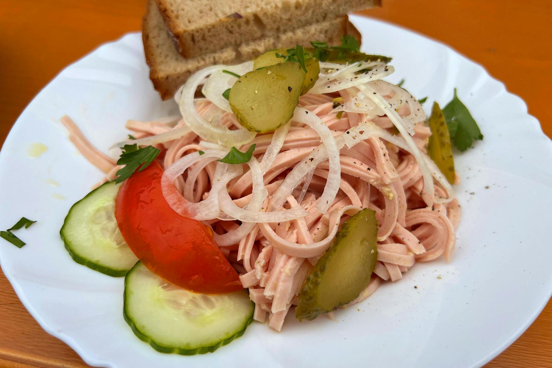 Dieser Wurstsalat schmeckt gut durchgezogen besonders lecker.