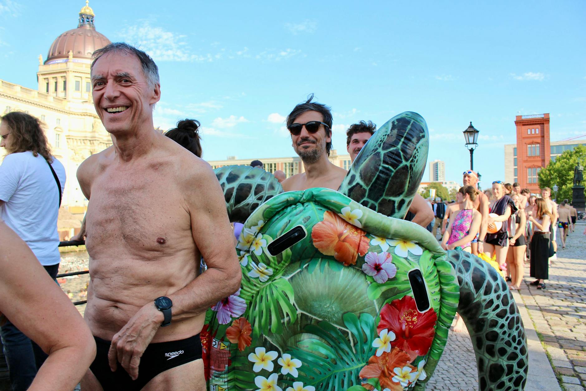 Ein schwedisches Sprichwort besagt: Niemand bereut ein Bad, und an diesem Sommertag in Berlin ist die Freude förmlich ansteckend.