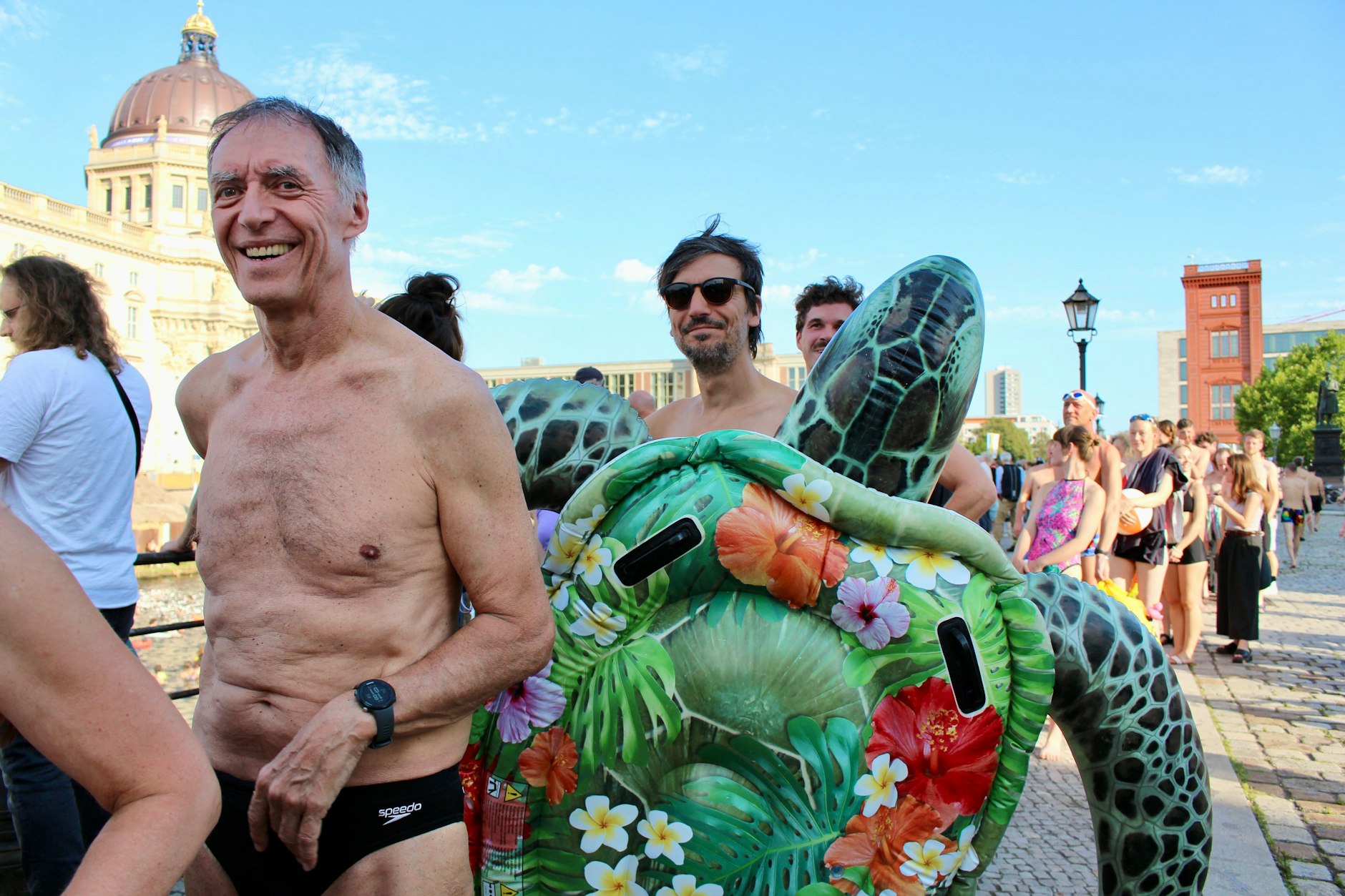 Ein schwedisches Sprichwort besagt: Niemand bereut ein Bad, und an diesem Sommertag in Berlin ist die Freude förmlich ansteckend.