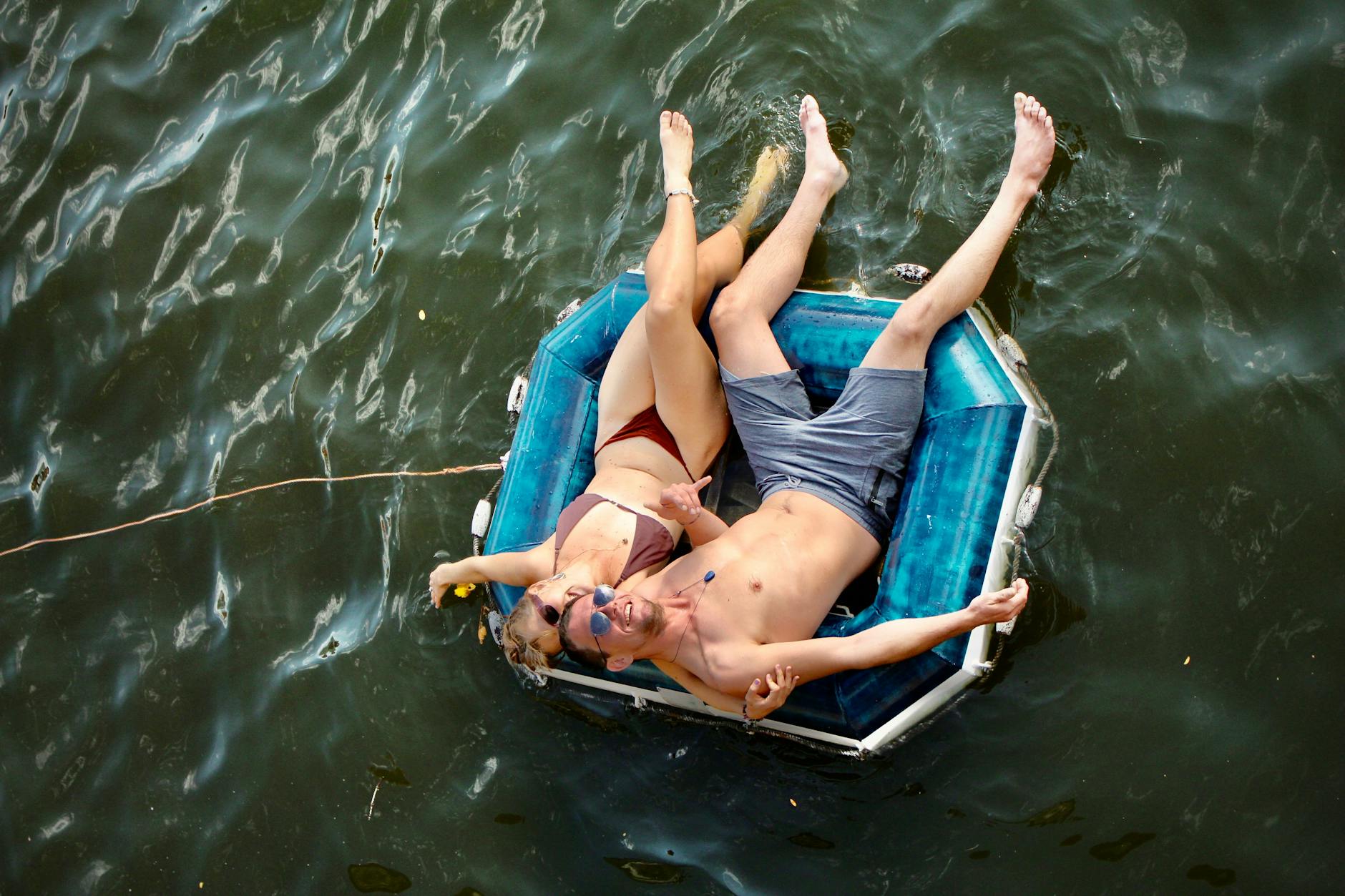 Hunderte Menschen stiegen ins Wasser und ließen vor der Kulisse des Berliner Doms die Spree.