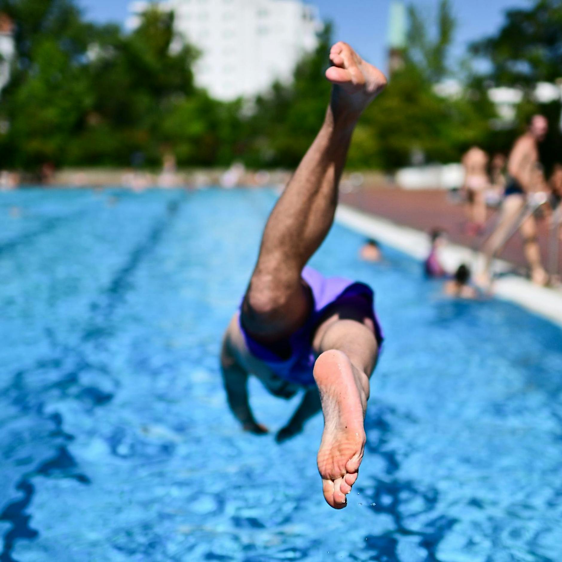 „Ihr planscht, wir passen uff“: Freibadsaison startet verspätet und unter großen Sicherheitsvorkehrungen