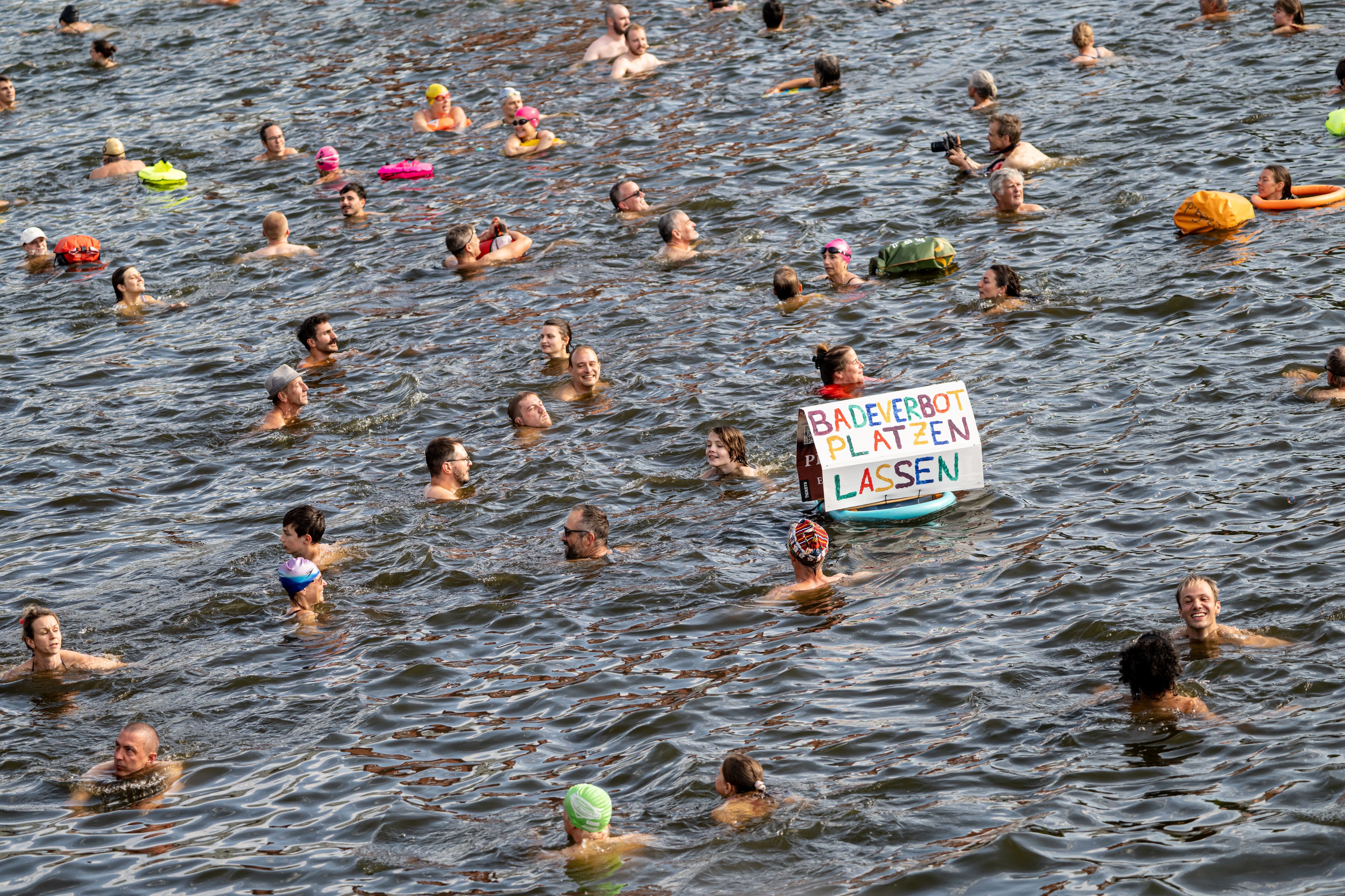 Berliner wollen wieder in der Spree baden: Demo zu Wasser und zu Land
