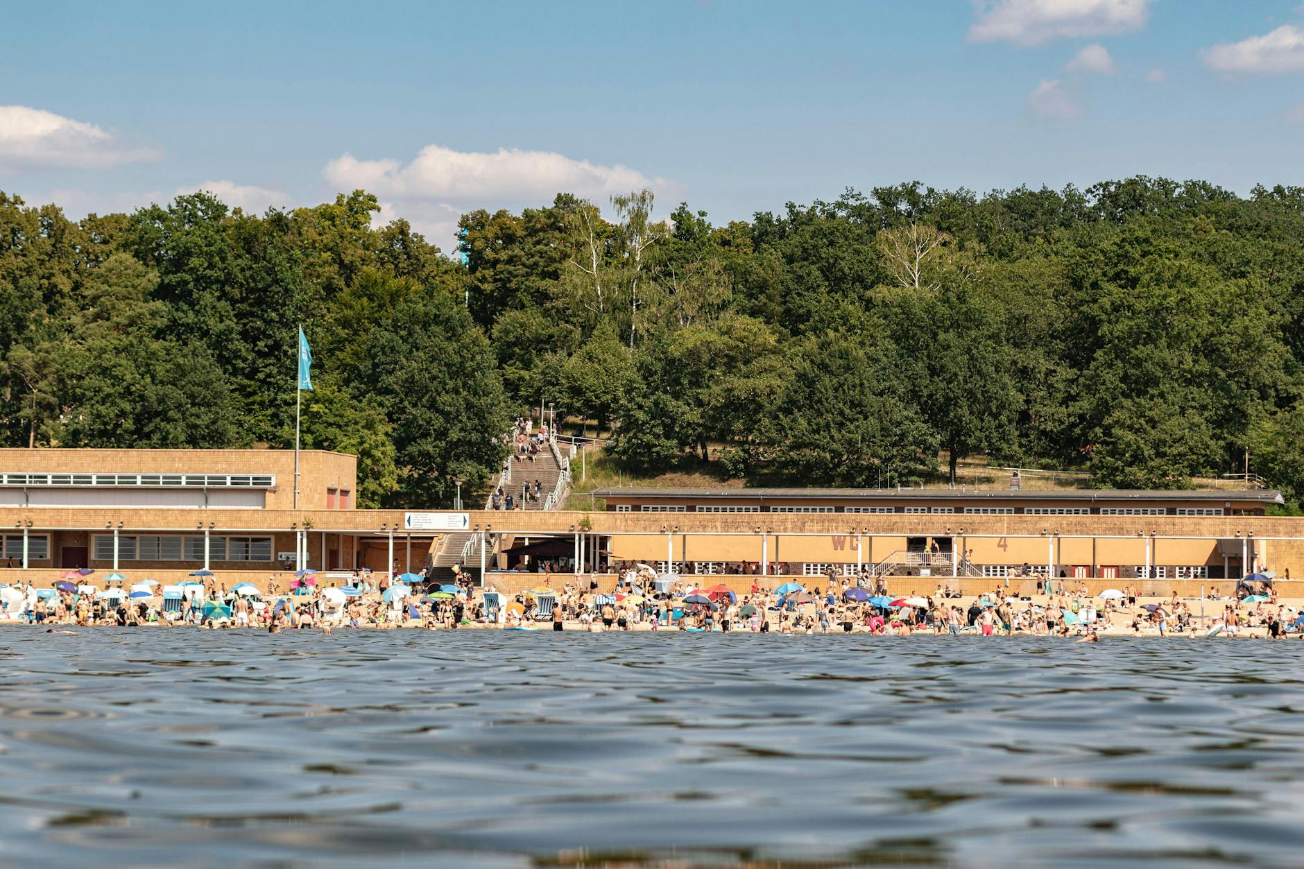 An den nächsten Tagen wird es voll im Strandbad Wannsee: Wir zeigen Ihnen, wie Sie trotzdem auffallen.