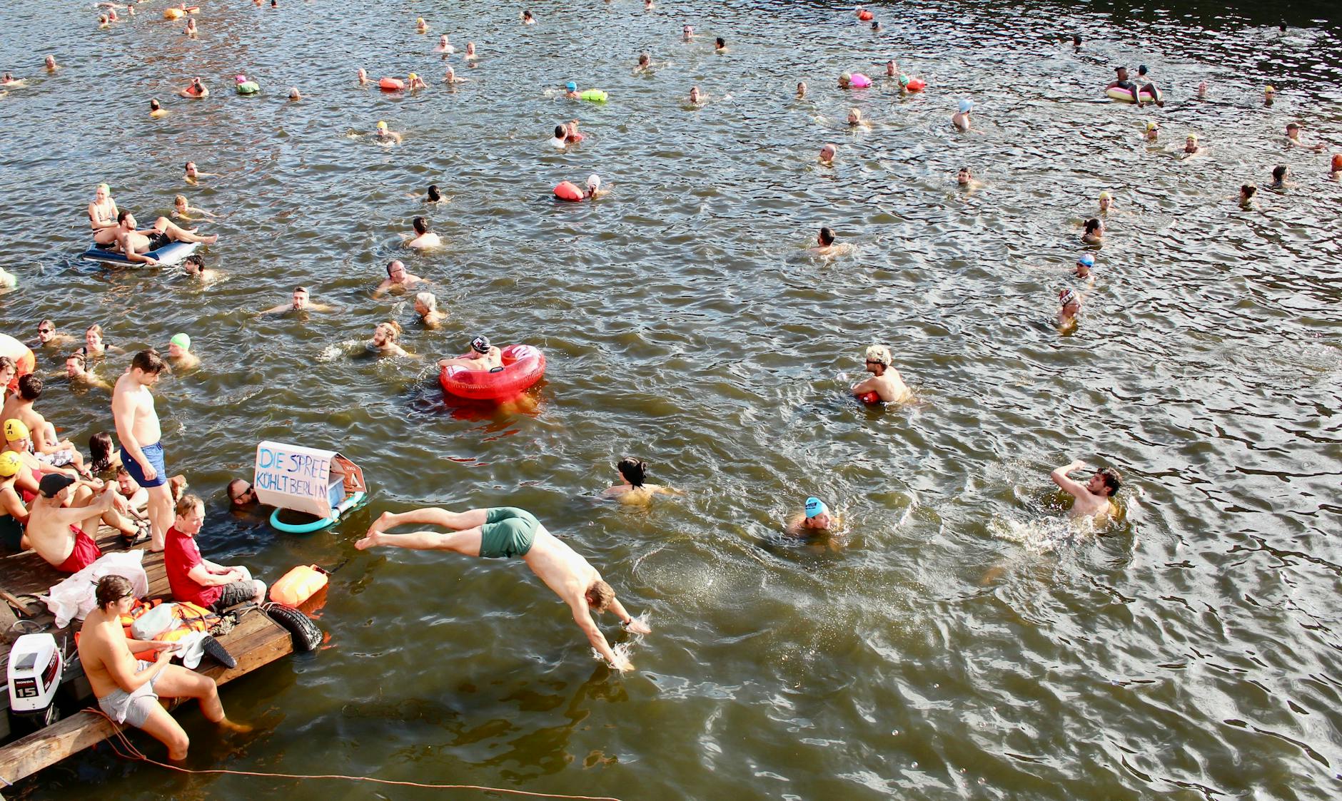 Die Aktion fordert die Aufhebung des über 100 Jahre alten Badeverbots in der Spree.