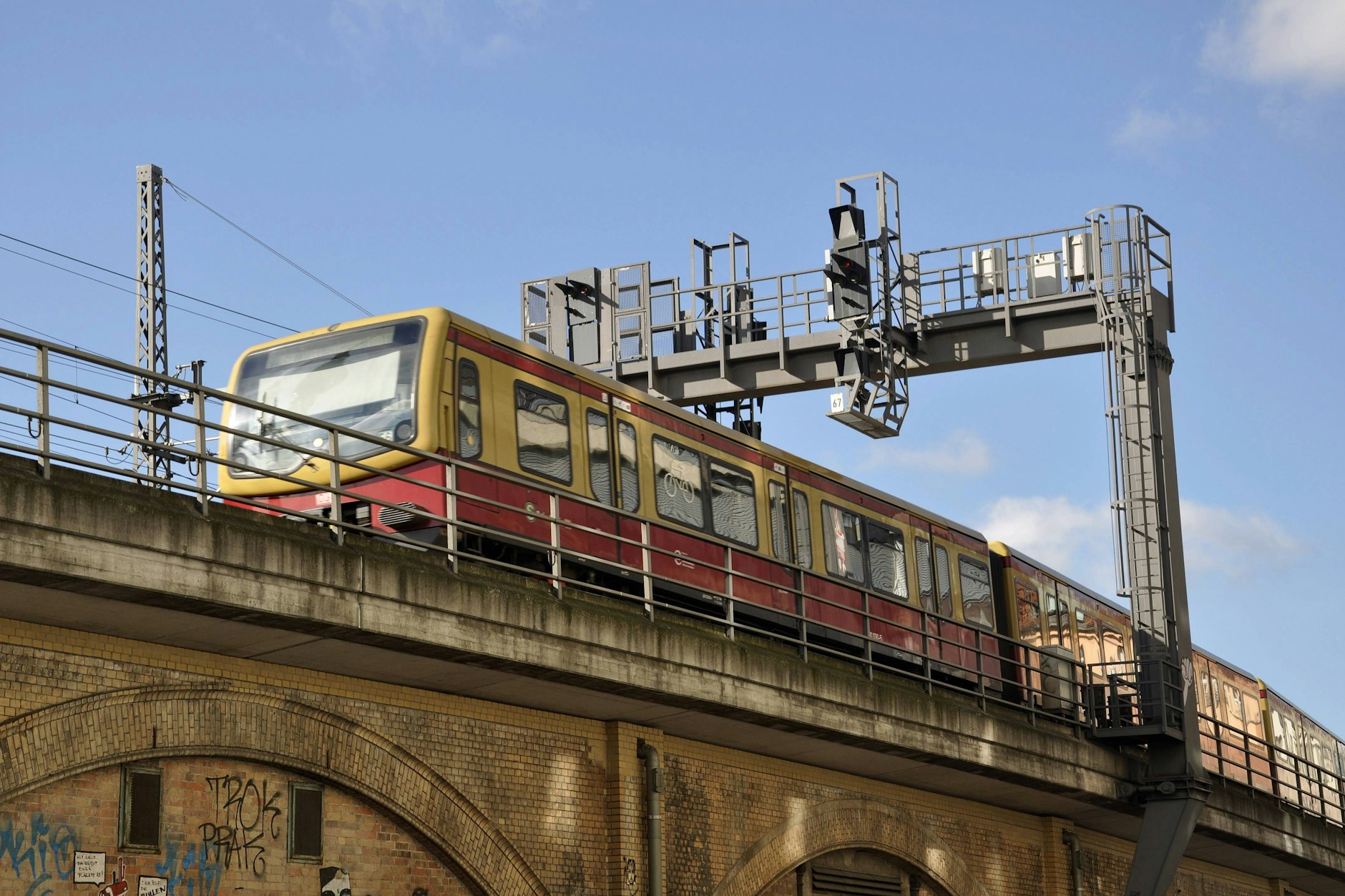 Ein S-Bahn-Zug auf dem Stadtbahn-Viadukt in Mitte. Die Ost-West-Linien gehören zu den beiden Teilnetzen, für die Zuglieferanten und Betreiber gesucht wurden.