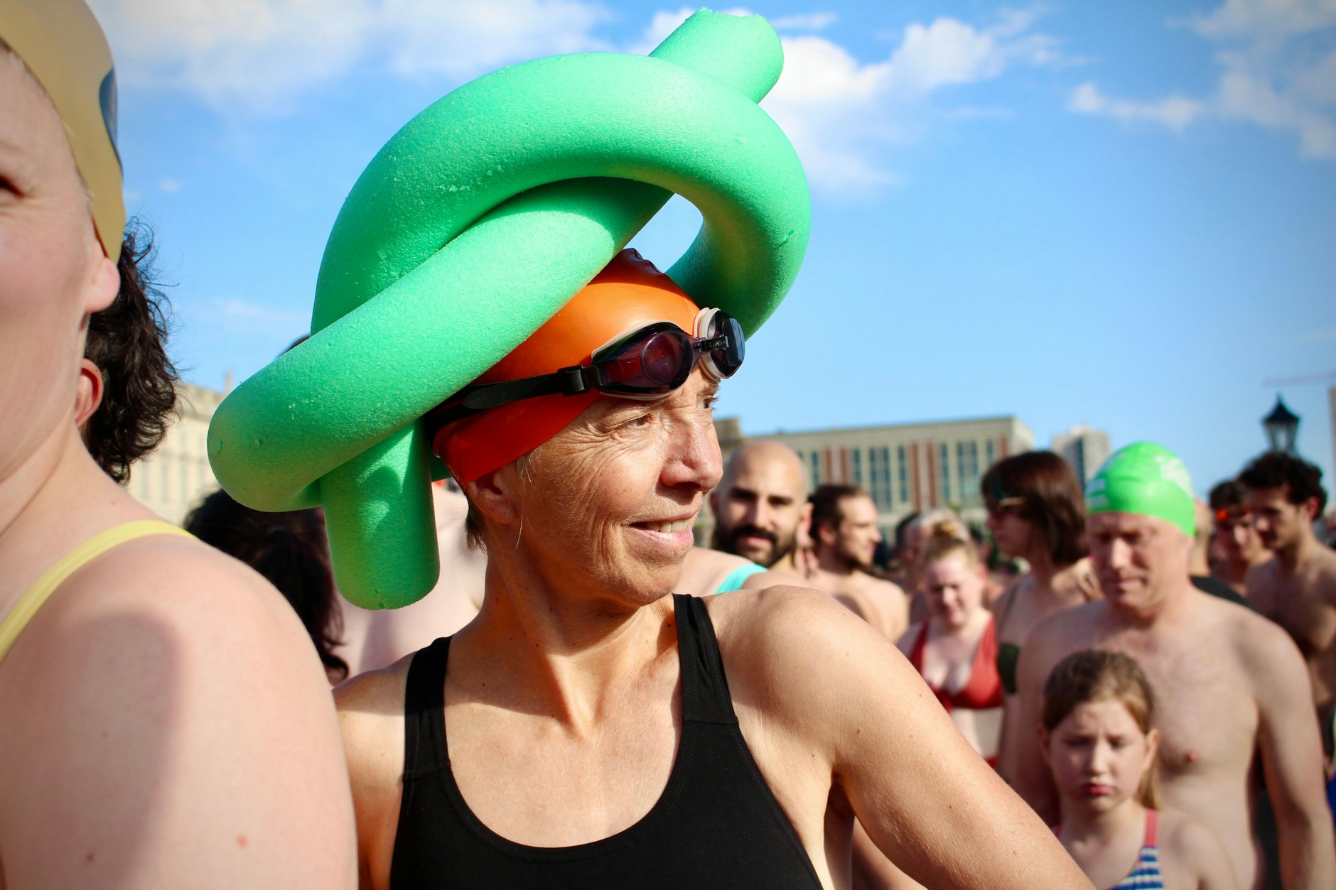 Zwischen den Badenden setzten bunte Badekappen und aufblasbare Schwimmhilfen farbige Akzente. Es wurde viel gelacht!