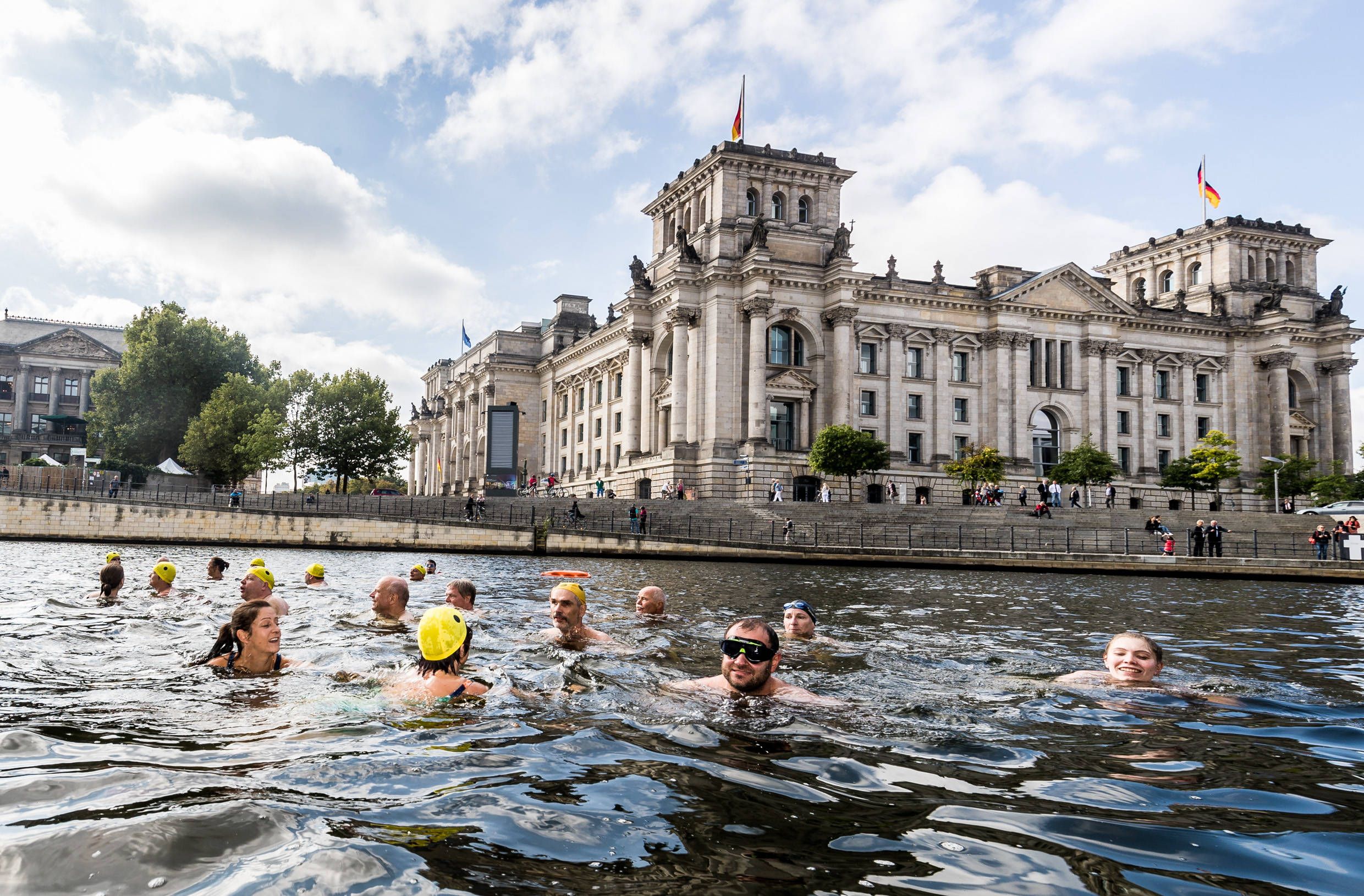 Irre Aktion am Nachmittag: Berliner kippen Badeverbot in der Spree