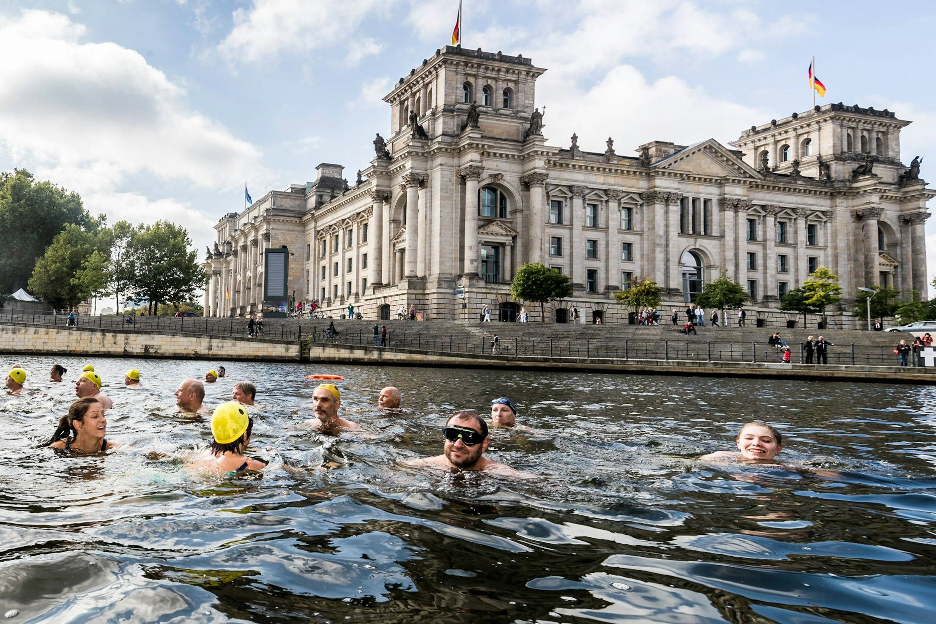 Mit einer bunten Mitschwimm-Demo im Spreekanal protestiert die Initiative Flussbad Berlin am Schinkelplatz gegen das seit 100 Jahren geltende Badeverbot in der Innenstadt. In der Vergangenheit wurde nur bei Demos und Sportveranstaltungen in der Spree geschwommen.