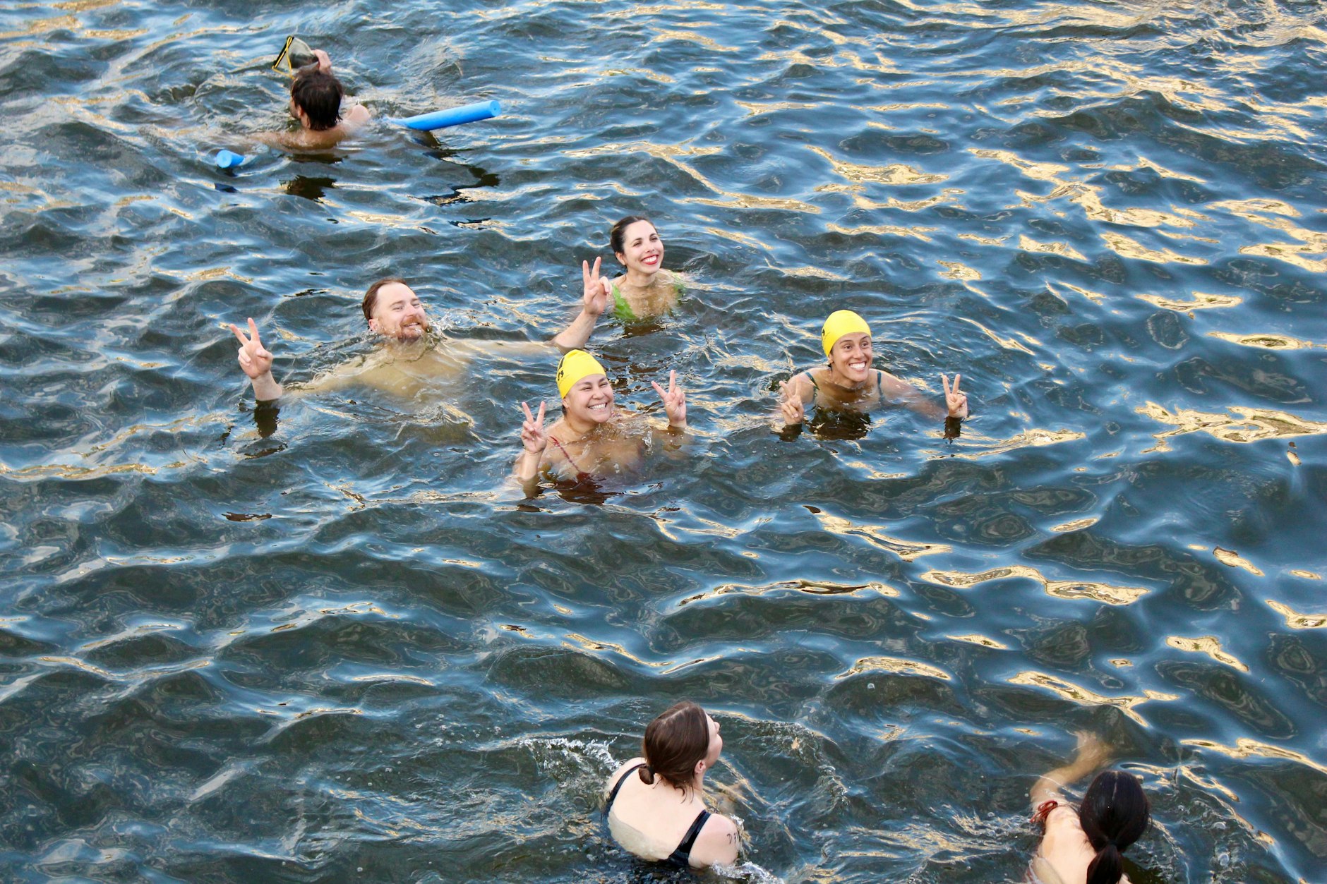 Berlin zeigt sich von seiner glücklichen Seite. Mit einer bunten Mitschwimm-Demo im Spreekanal protestiert die Initiative Flussbad Berlin am Schinkelplatz gegen das seit 100 Jahren geltende Badeverbot in der Innenstadt. In der Vergangenheit wurde nur bei Demos und Sportveranstaltungen in der Spree geschwommen.