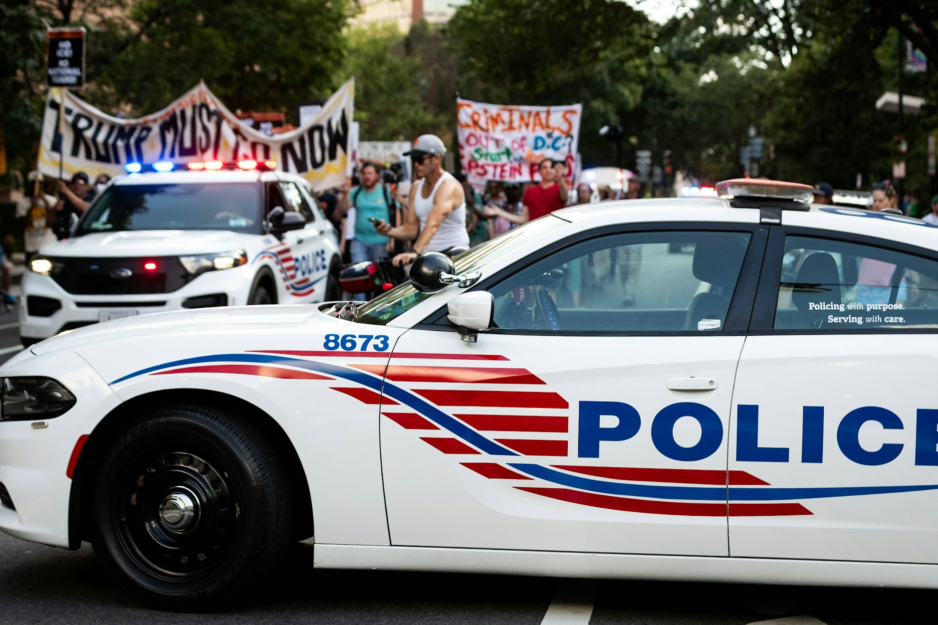 Die US-Polizei begleitet einen Protestzug in Washington.