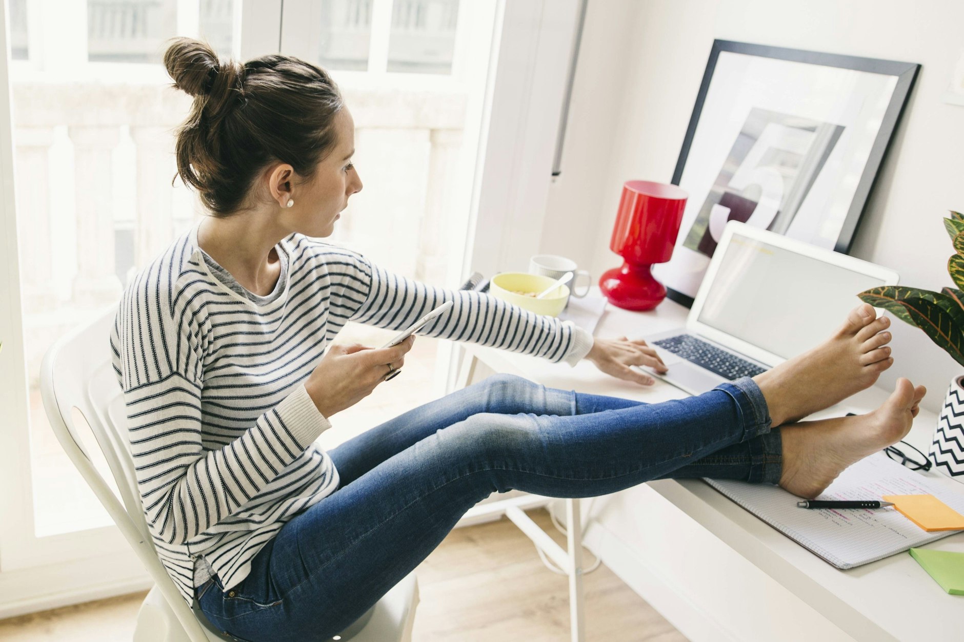 Füße hoch und durchschnaufen: Knackt das Thermometer die 35-Grad-Marke, ist Schluss mit Arbeiten – dann dürfen Arbeitnehmer den Stift beiseitelegen.