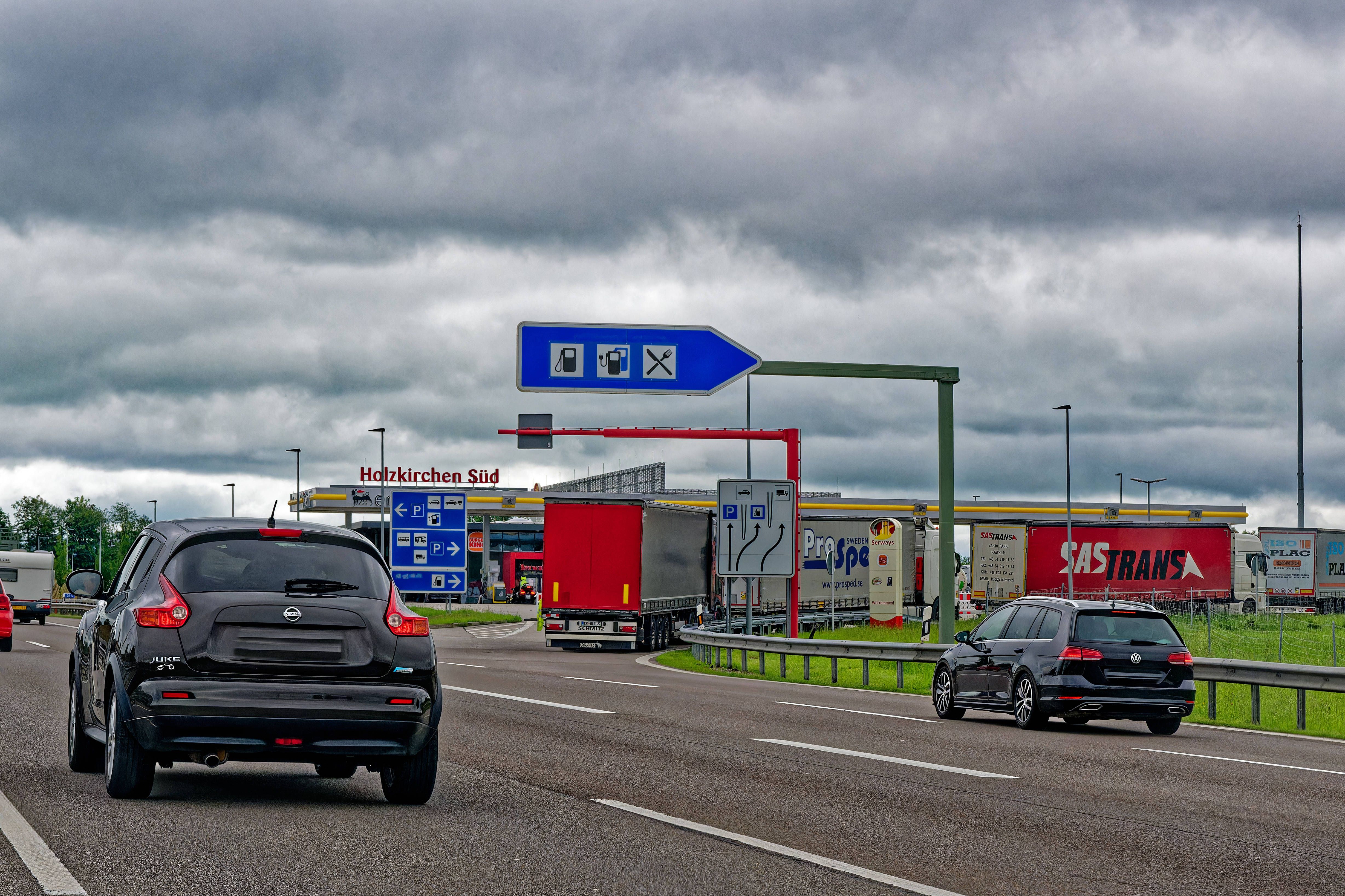 Image - Auf Fahrt in den Österreich-Urlaub: Eltern vergessen Kind an Tankstelle