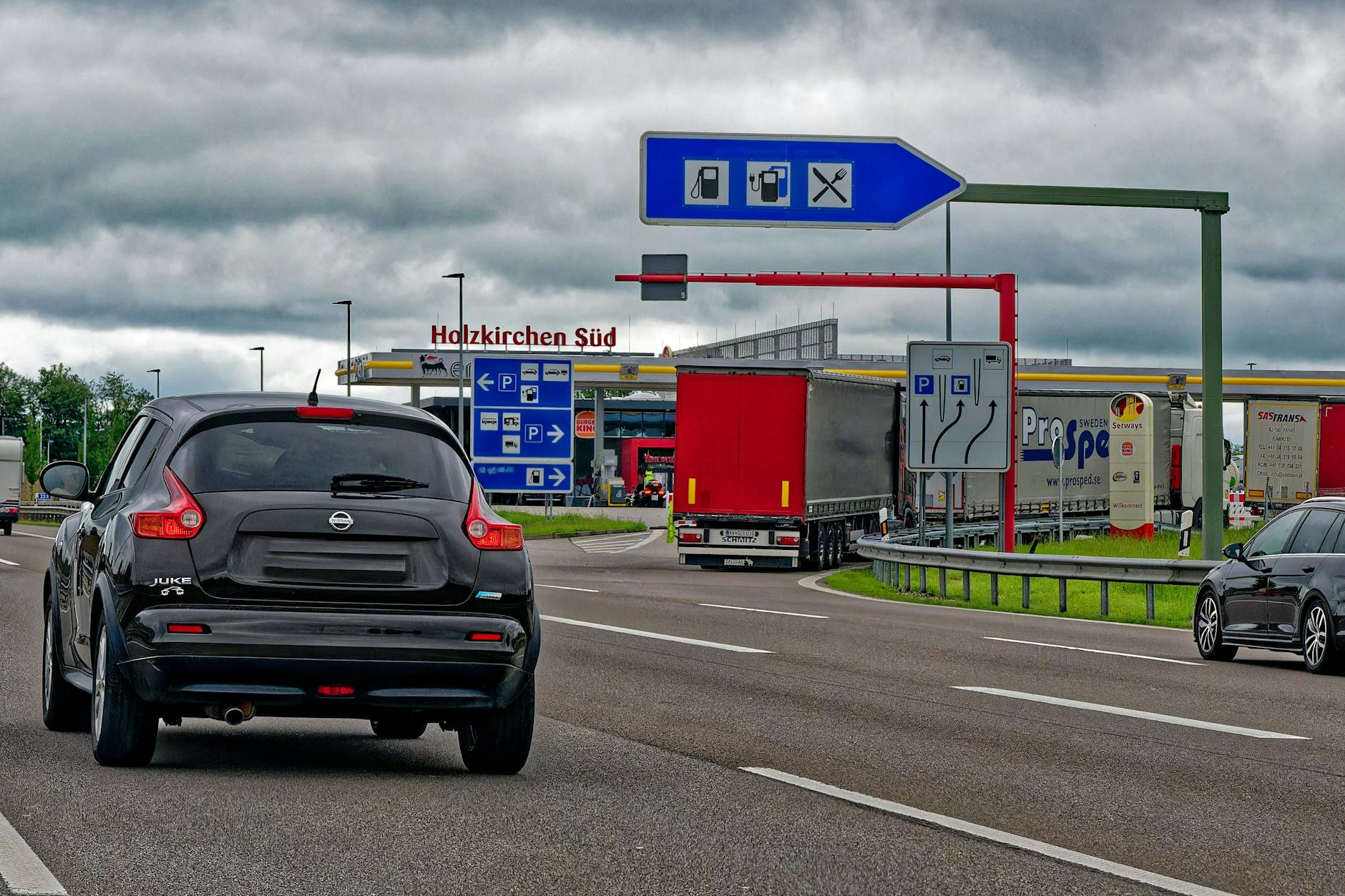 Die Raststätte Holzkirchen Süd an der Autobahn 8 in Bayern. Hier haben die Eltern aus Offenburg ihren Sohn nach einem Tankstopp vergessen.