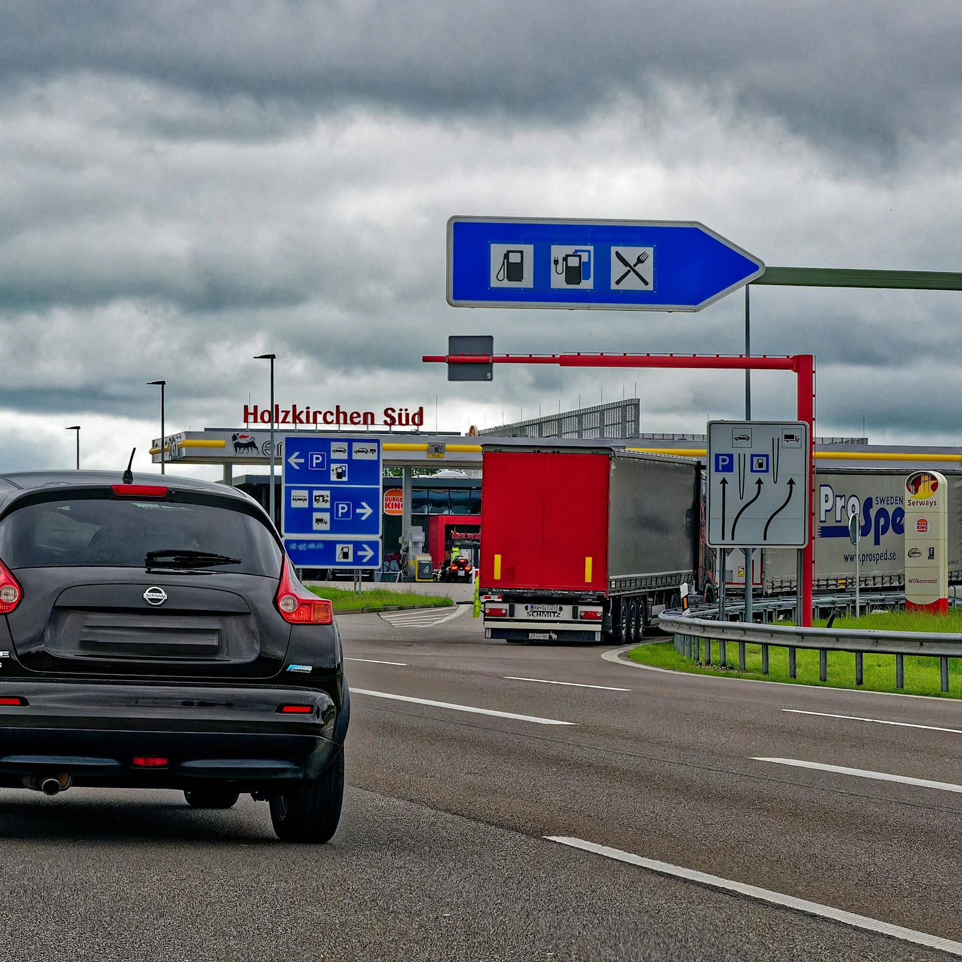 Auf Fahrt in den Österreich-Urlaub: Eltern vergessen Kind an Tankstelle
