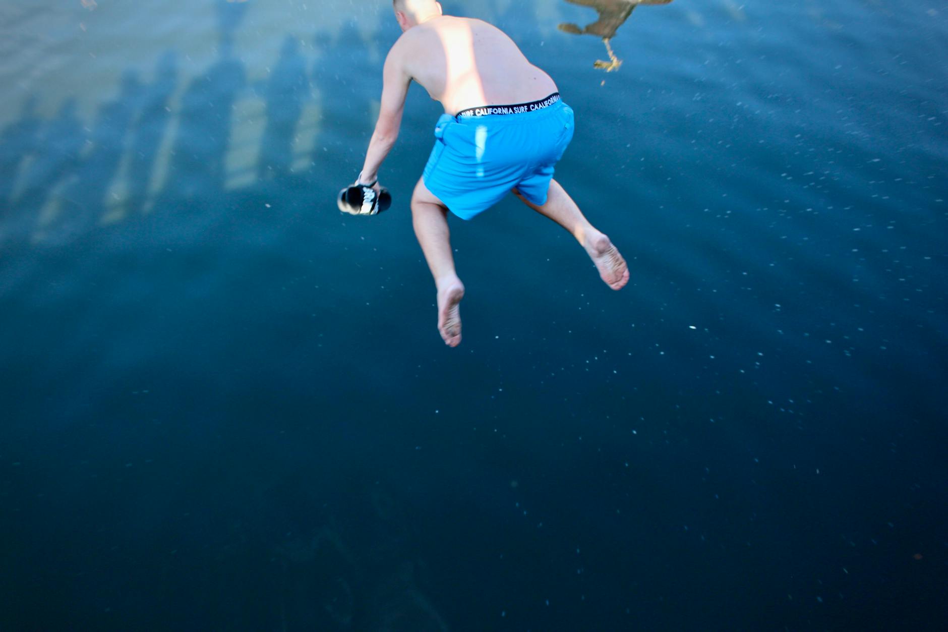 Mit einer bunten Mitschwimm-Demo im Spreekanal protestiert die Initiative Flussbad Berlin am Schinkelplatz gegen das seit 100 Jahren geltende Badeverbot in der Innenstadt. Dieser Mann war einer der Ersten, die ins Spreewasser plumpsten!