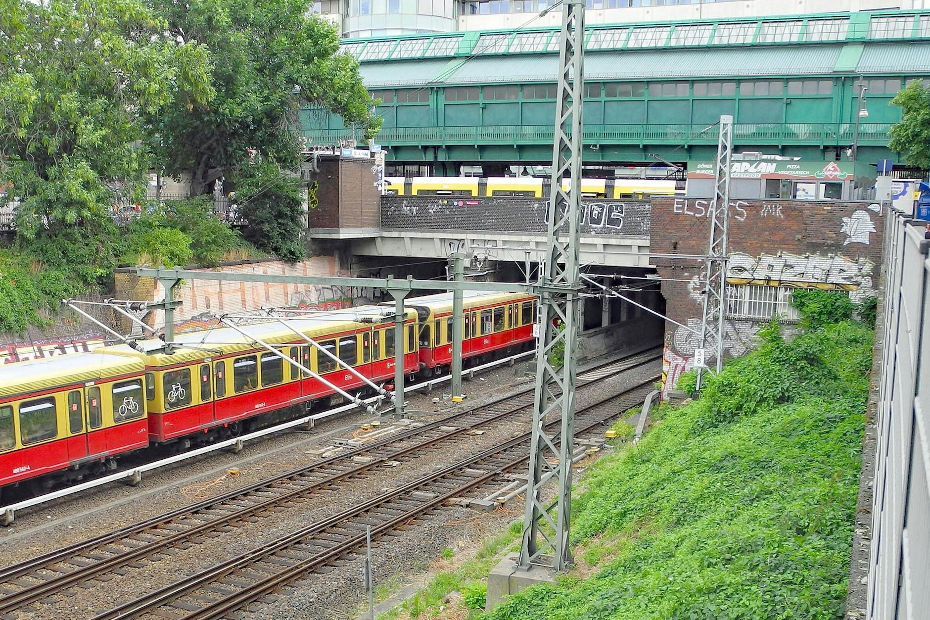 Die Schönhauser-Allee-Brücke über der Ringbahn und unter der Hochbahn der BVG: Das über 100 Jahre alte Bauwerk wird abgerissen.