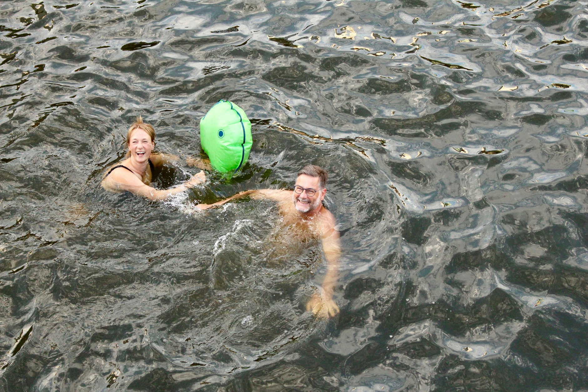 Die Initiative Fluss Bad Berlin veranstaltete am Schinkelplatz eine mit-Schwimm-Demonstration unter dem Motto Badeverbot wegschwimmen.