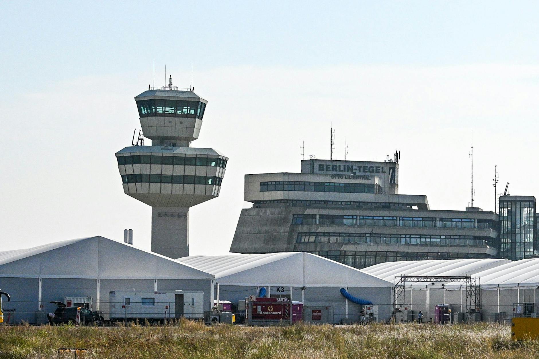 Die Hallen auf dem ehemaligen Rollfeld: die Flüchtlingsunterkunft Tegel
