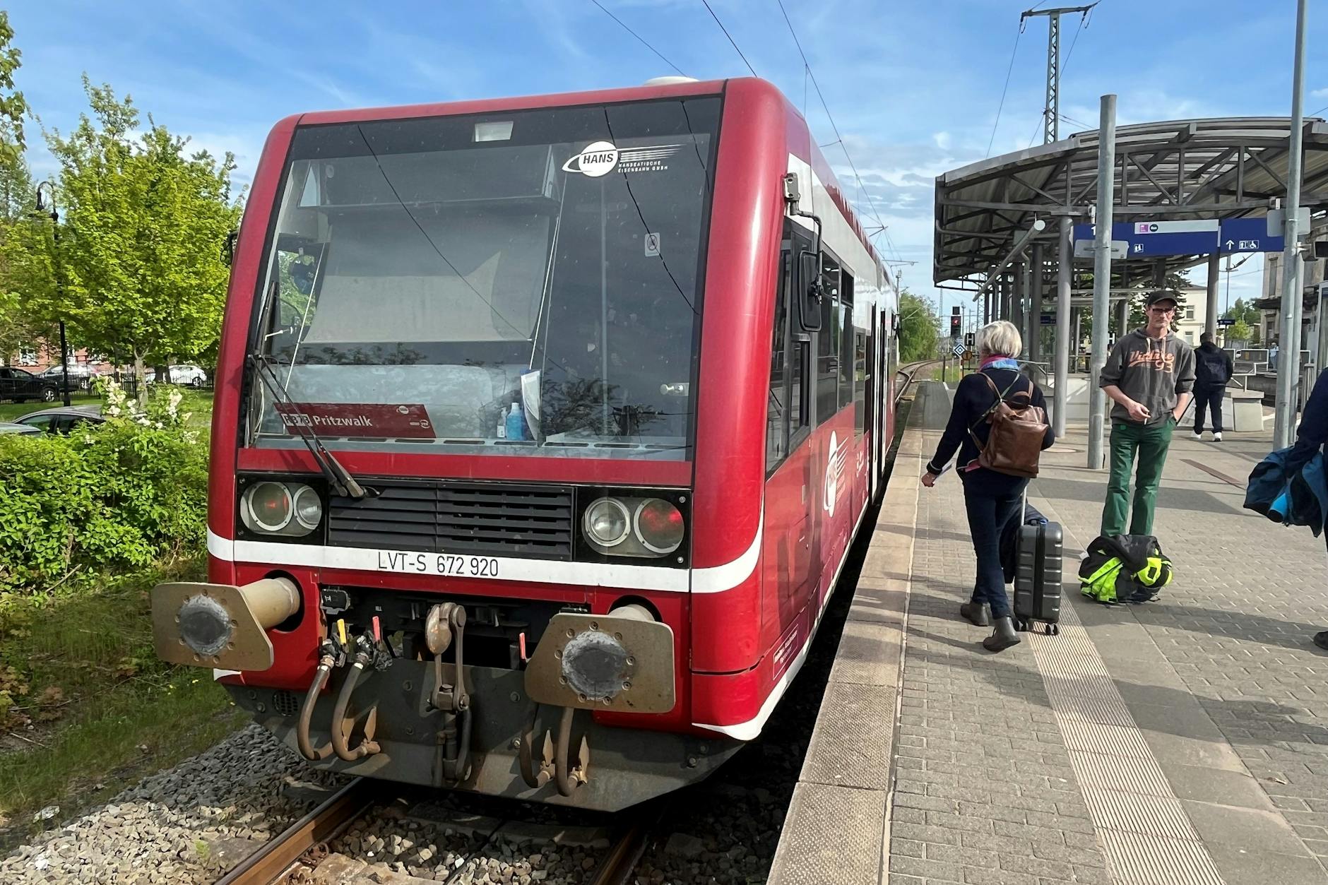 Einsteigen, bitte! Ein Dieseltriebwagen der Hanseatischen Eisenbahn hält im Bahnhof Neustadt (Dosse). Gleich wird er als Regionalbahn RB73 nach Kyritz fahren. Seit dem 1. August ist diese Szene nicht mehr möglich – die Hamburger Bahn ist wegen Bauarbeiten bis zum 30. April 2026 gesperrt.