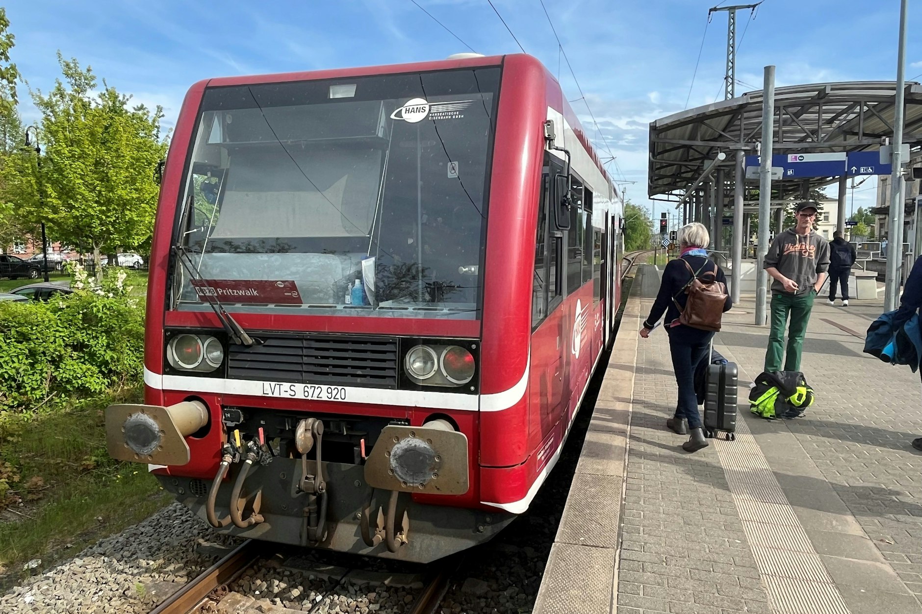Einsteigen, bitte! Ein Dieseltriebwagen der Hanseatischen Eisenbahn hält im Bahnhof Neustadt (Dosse). Gleich wird er als Regionalbahn RB73 nach Kyritz fahren. Seit dem 1. August ist diese Szene nicht mehr möglich – die Hamburger Bahn ist wegen Bauarbeiten bis zum 30. April 2026 gesperrt.
