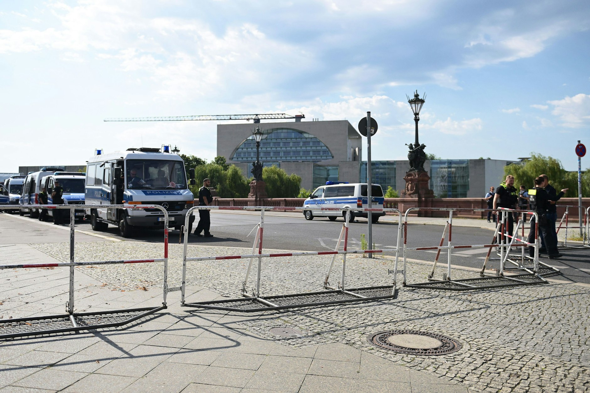 Einsatzkräfte der Polizei sichern die Umgebung des Kanzleramts: Eine „echte Mammutaufgabe“, klagt die GdP.