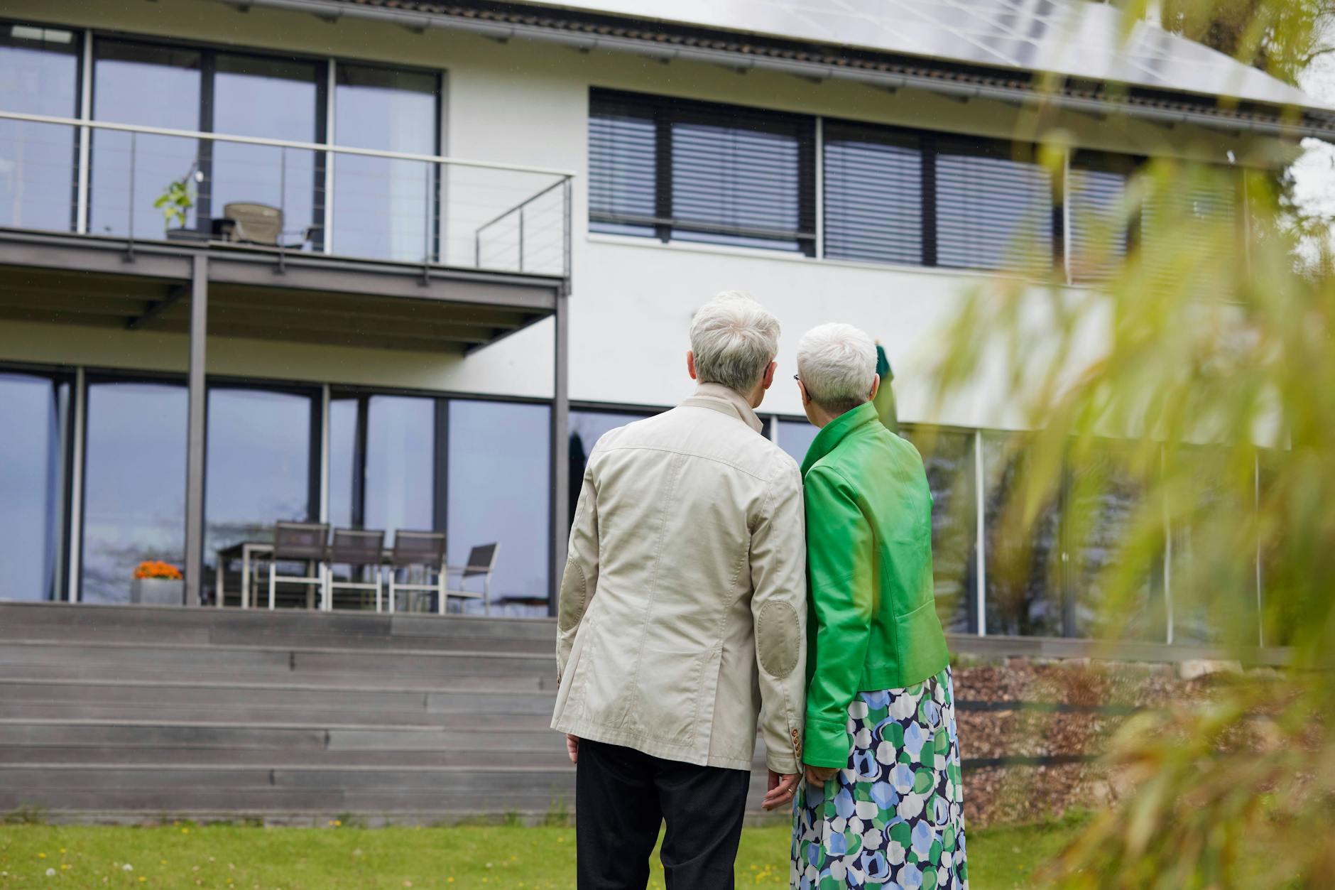 Die hohe Steuer- und Abgabenlast bei den Einkommen erschwert es vielen Deutschen, Rücklagen zu bilden und Eigenkapital anzusparen.