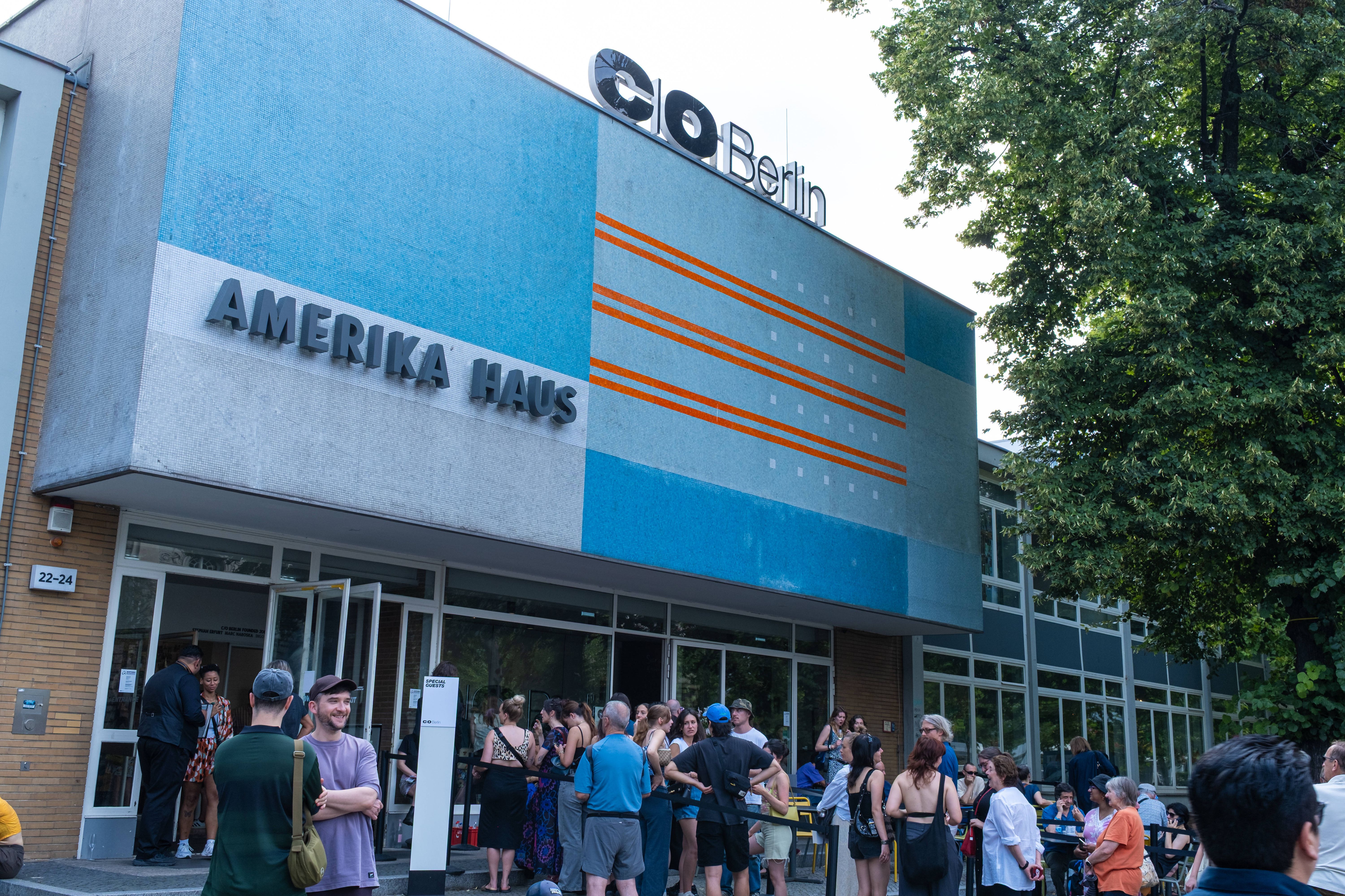 25 Jahre C/O: Fotokunst vom Kampf des Schönen gegen das Böse in der Welt