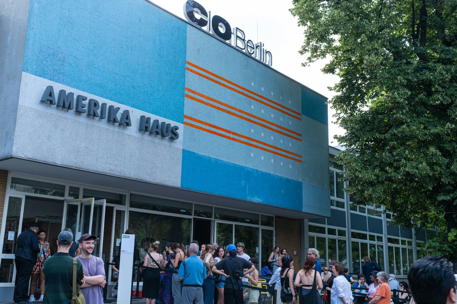 Die markante Fassade des C/O Berlin im Amerika-Haus in der Hardenbergstraße