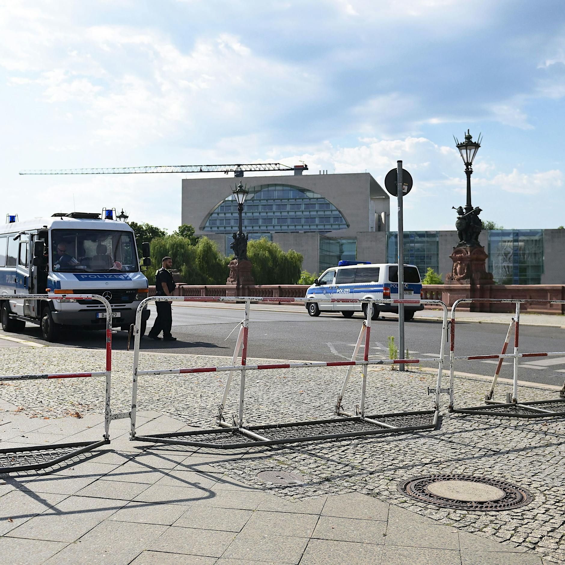 Polizei baut Absperrungen nach Selenskyi-Besuch wieder komplett ab