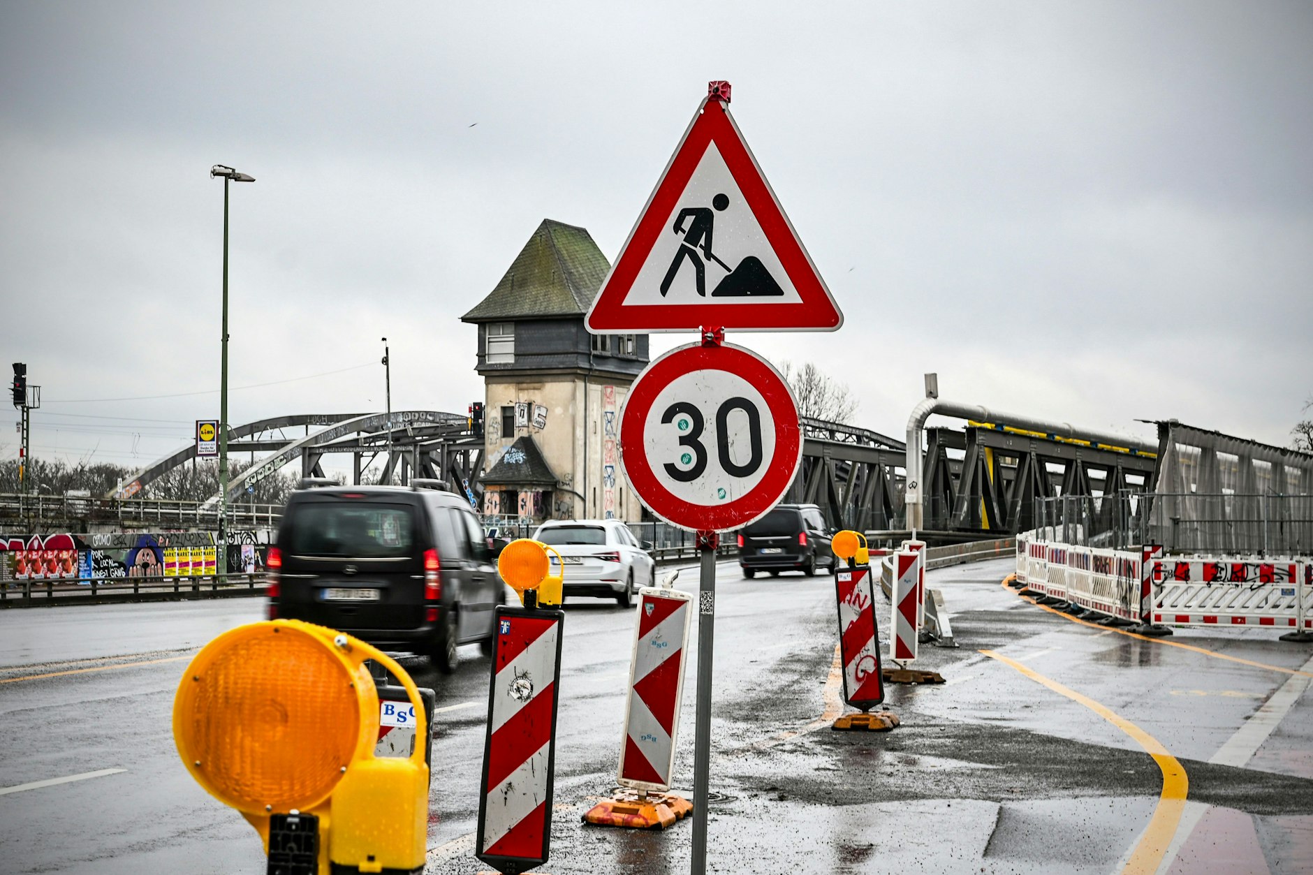 Am Wochenende wird die Elsenbrücke abgeriegelt, weil 20.000 Schrauben kontrolliert werden müssen.