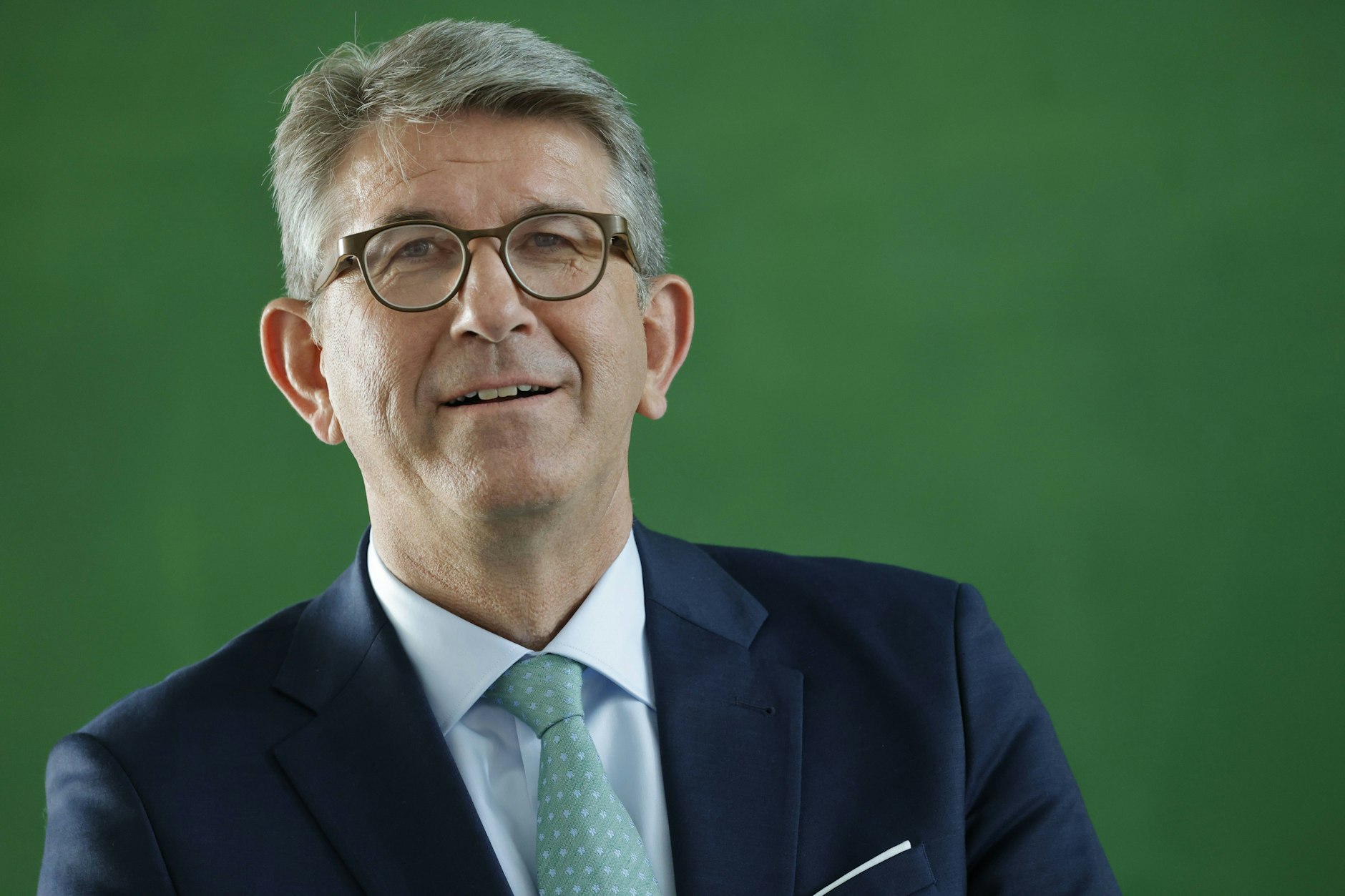 Wolfram Weimer, der Staatsminister für Kultur und Medien, macht ein Fass auf.