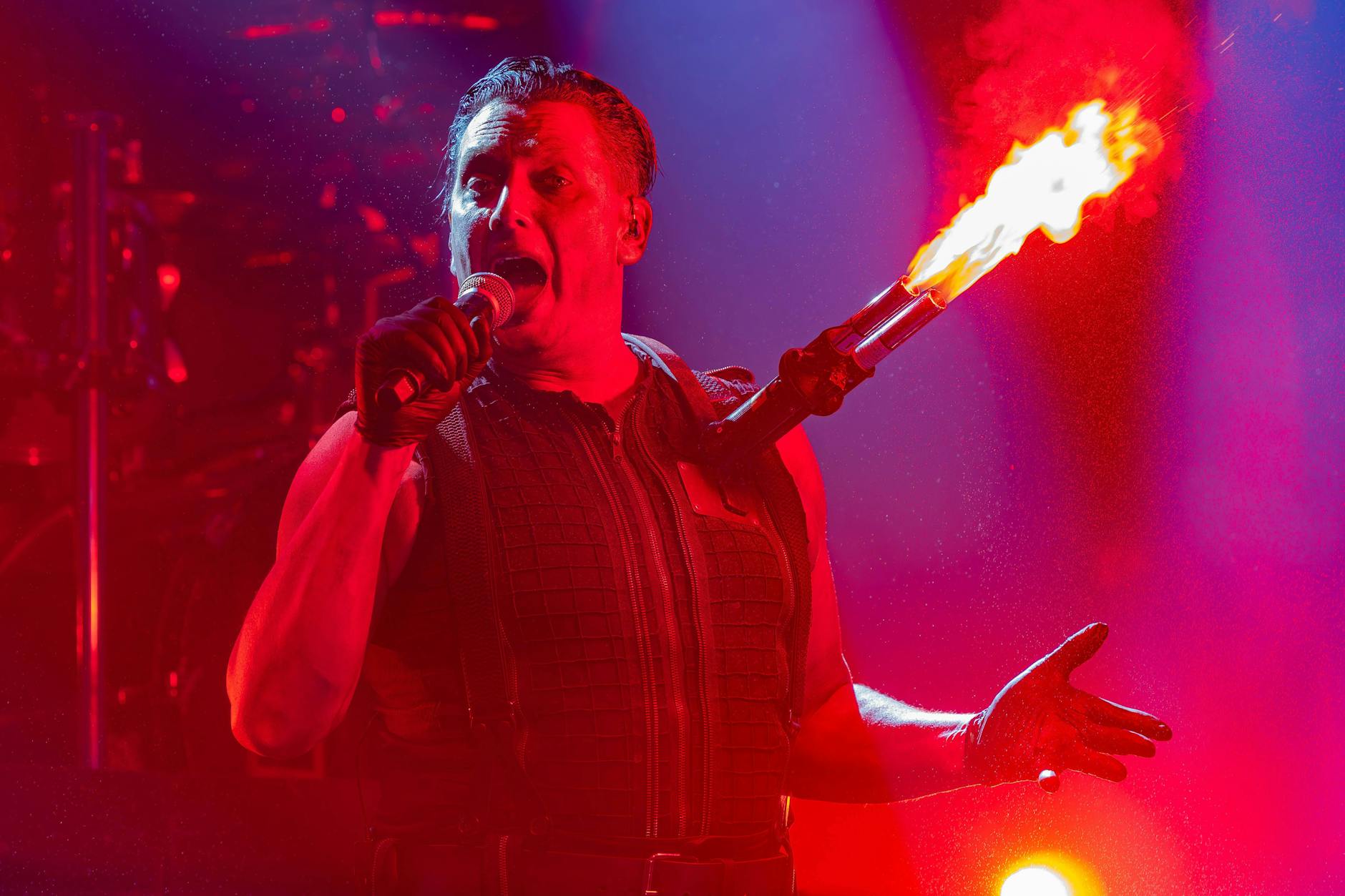 Wenn es um Rammstein geht, gehören Feuerwerk und Flammenwerfer dazu. In Zinnowitz an der Ostsee musste deshalb jetzt ein Konzert auf eine andere Bühne umgelegt werden.