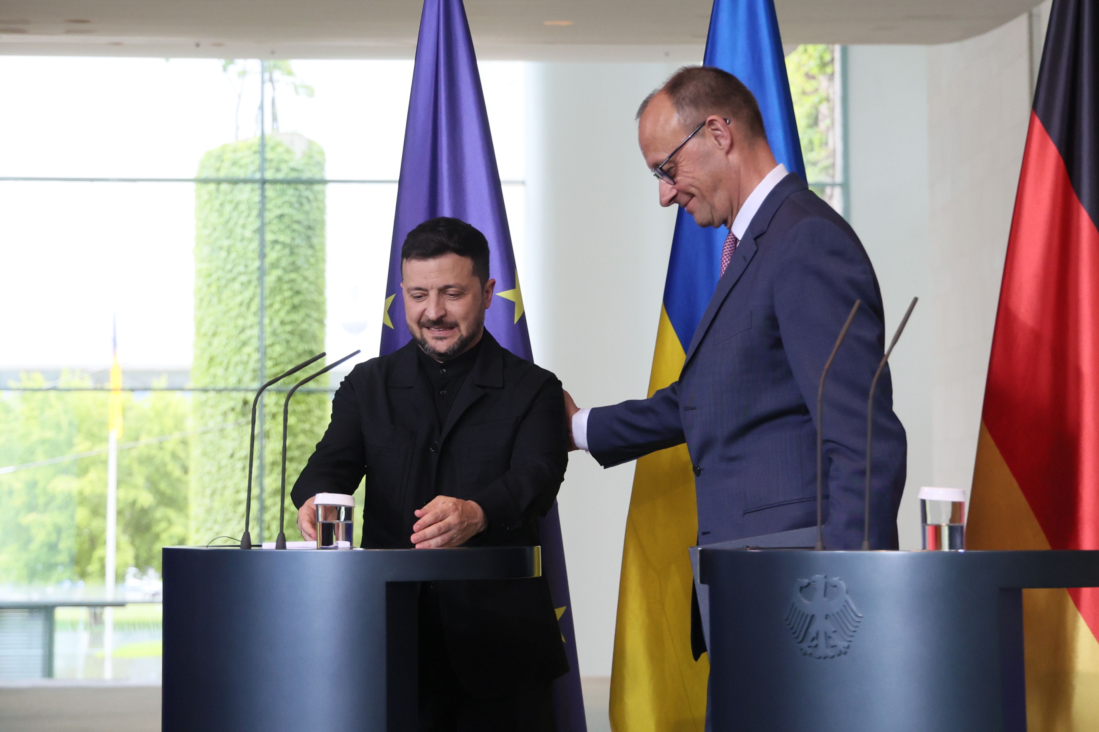 Ukraine-Gipfel in Berlin: Selenskyj im Garten des Bundeskanzleramtes gelandet