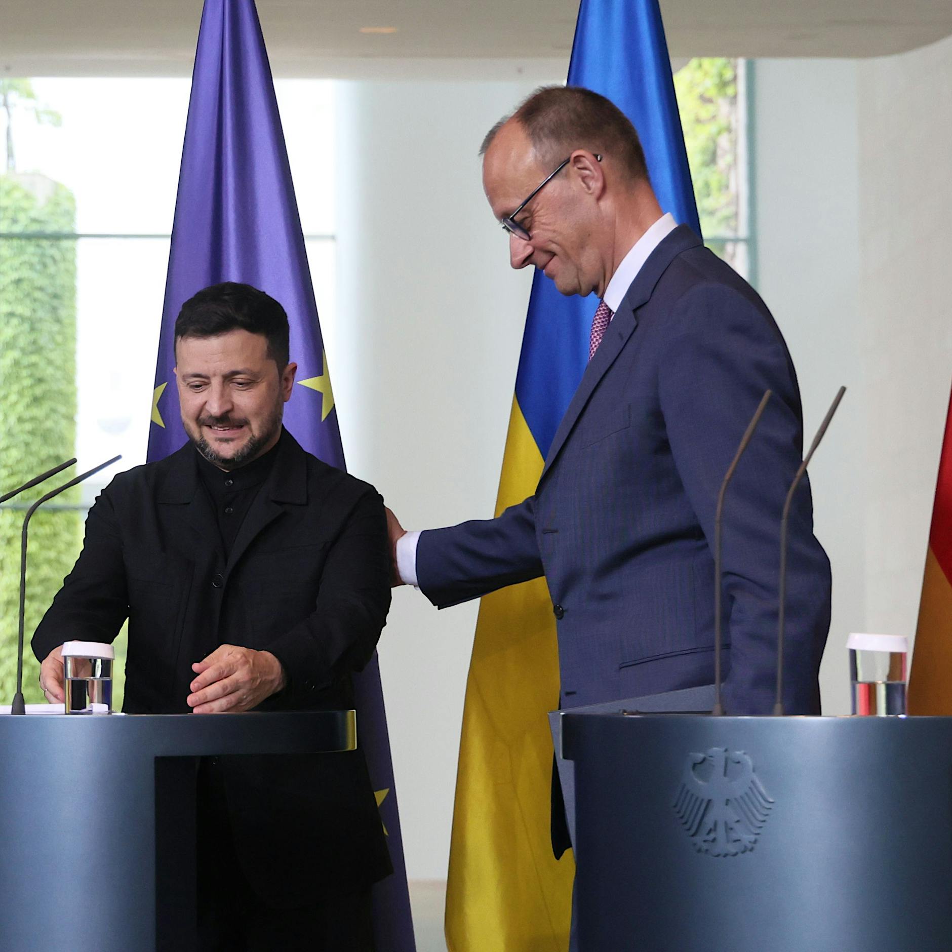 Ukraine-Gipfel in Berlin: Selenskyj im Garten des Bundeskanzleramtes gelandet