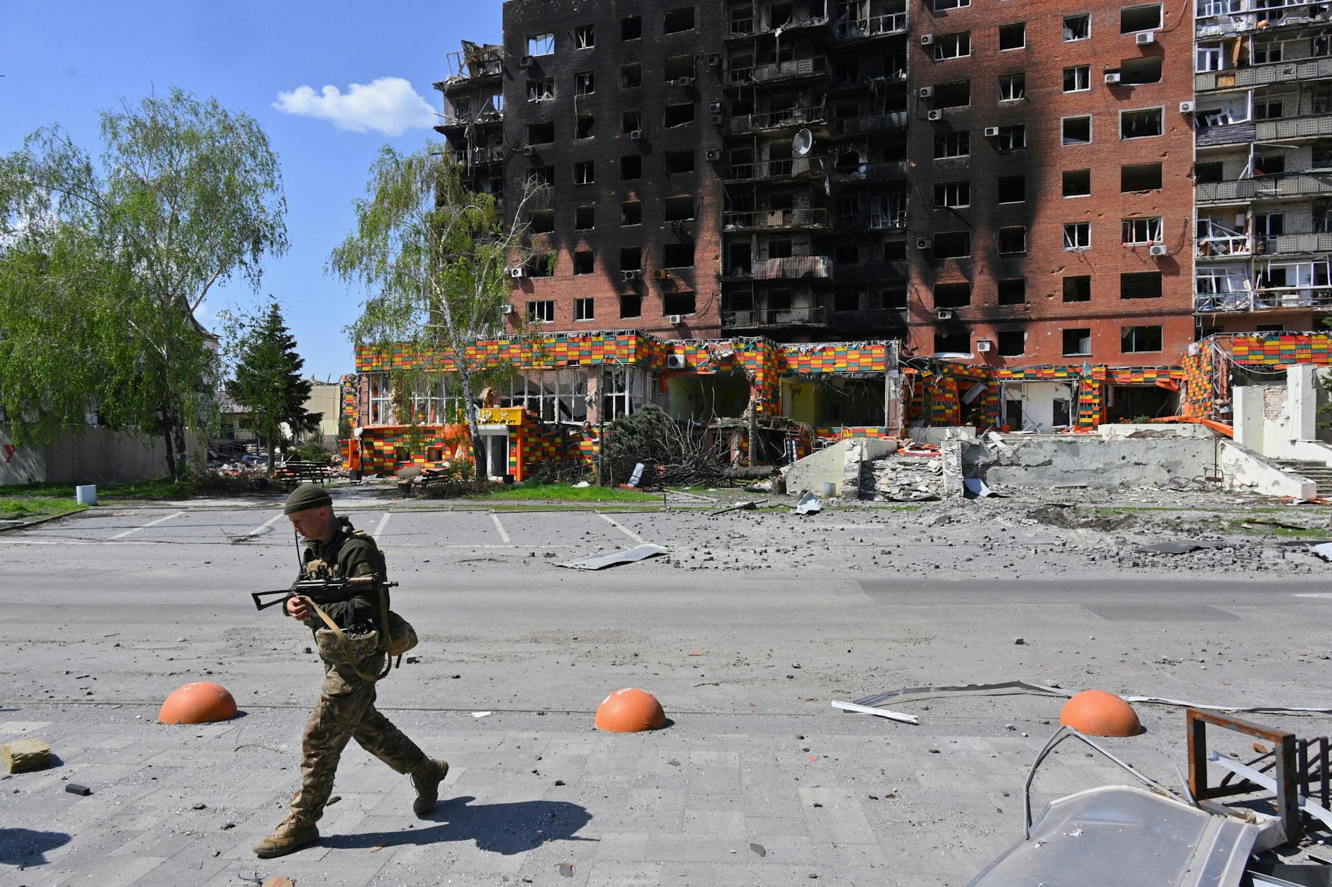 Ukraine, Pokrowsk: Ein ukrainischer Soldat geht an beschädigten Gebäuden im Zentrum von Pokrowsk vorbei, dem Schauplatz der schwersten Gefechte mit den russischen Truppen in der Region Donezk.