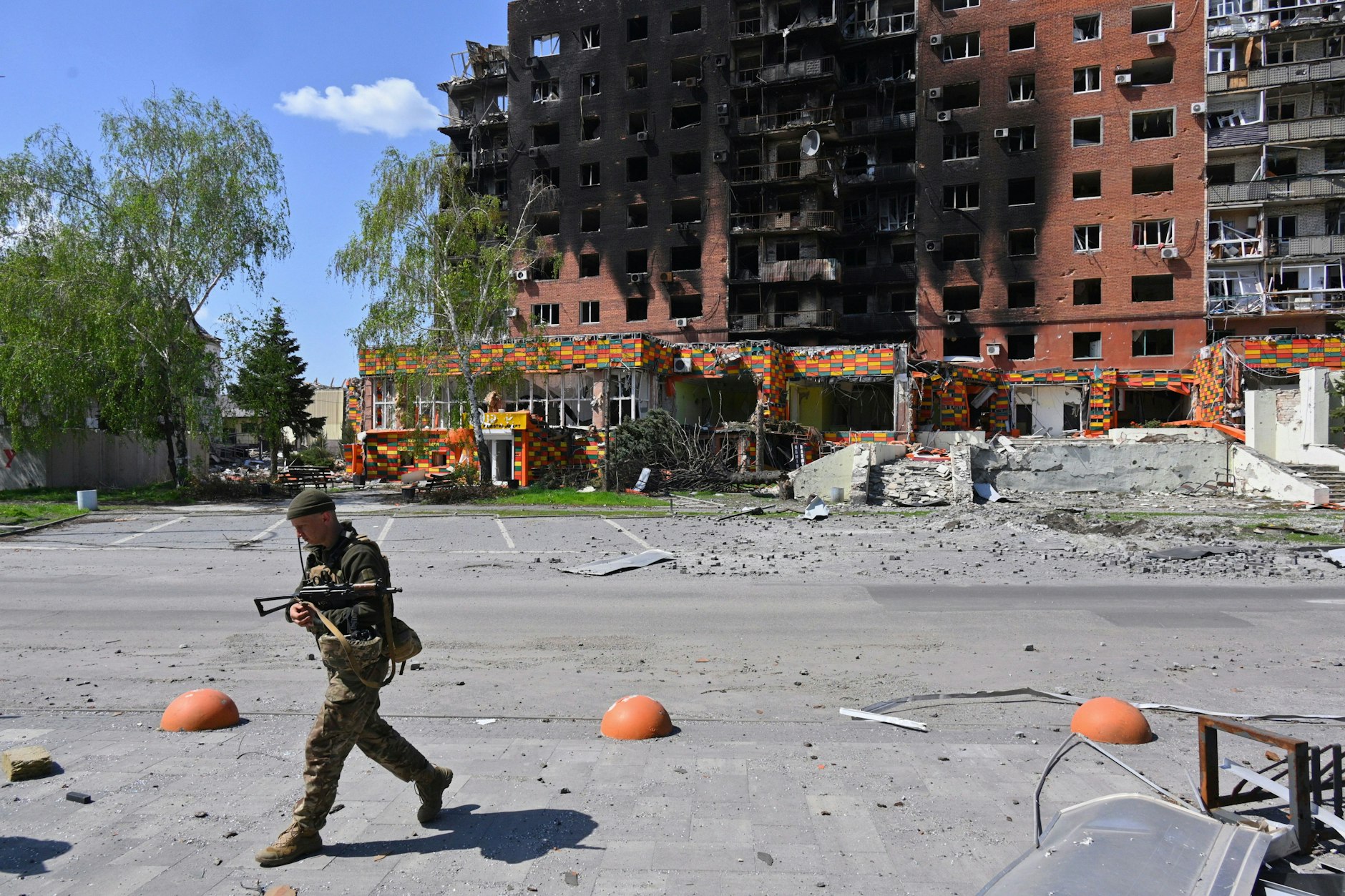 Ukraine, Pokrowsk: Ein ukrainischer Soldat geht an beschädigten Gebäuden im Zentrum von Pokrowsk vorbei, dem Schauplatz der schwersten Gefechte mit den russischen Truppen in der Region Donezk.
