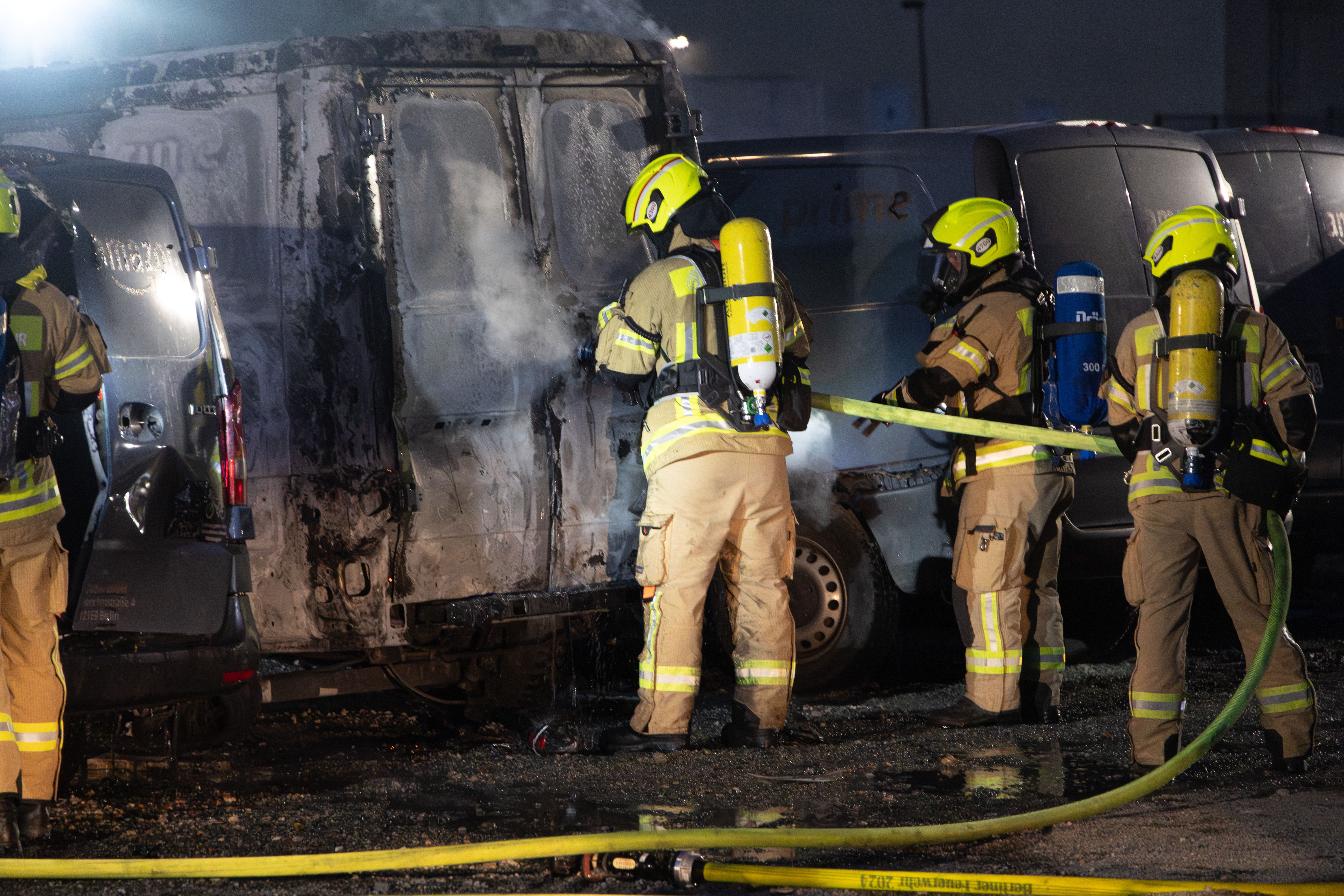 Autos nach Amazon-Tower-Eröffnung angezündet: Polizei bittet um Mithilfe bei der Aufklärung