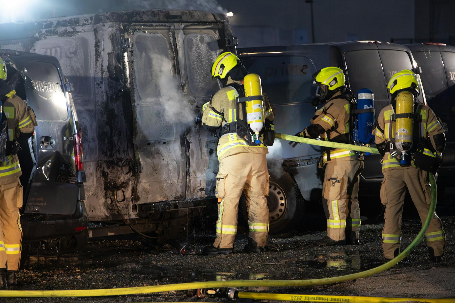 Mitte Juni brannten mehrere Transporter auf einem Firmengelände.