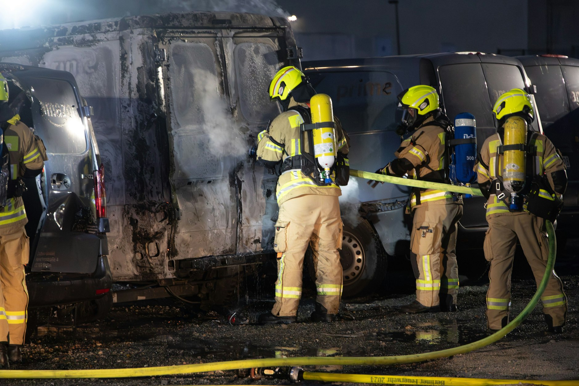Mitte Juni brannten mehrere Transporter auf einem Firmengelände.