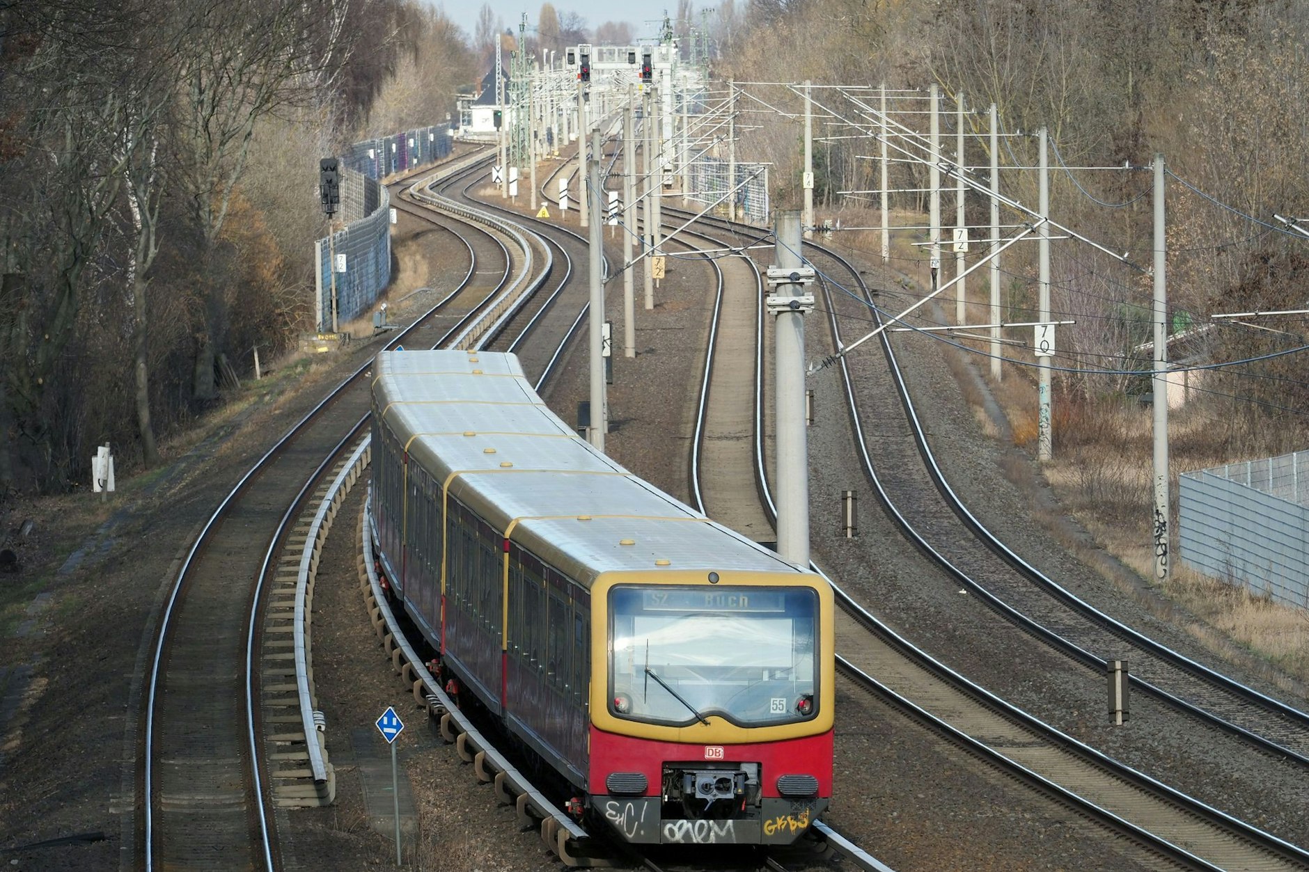 Eine S-Bahn fährt durch Berlin.
