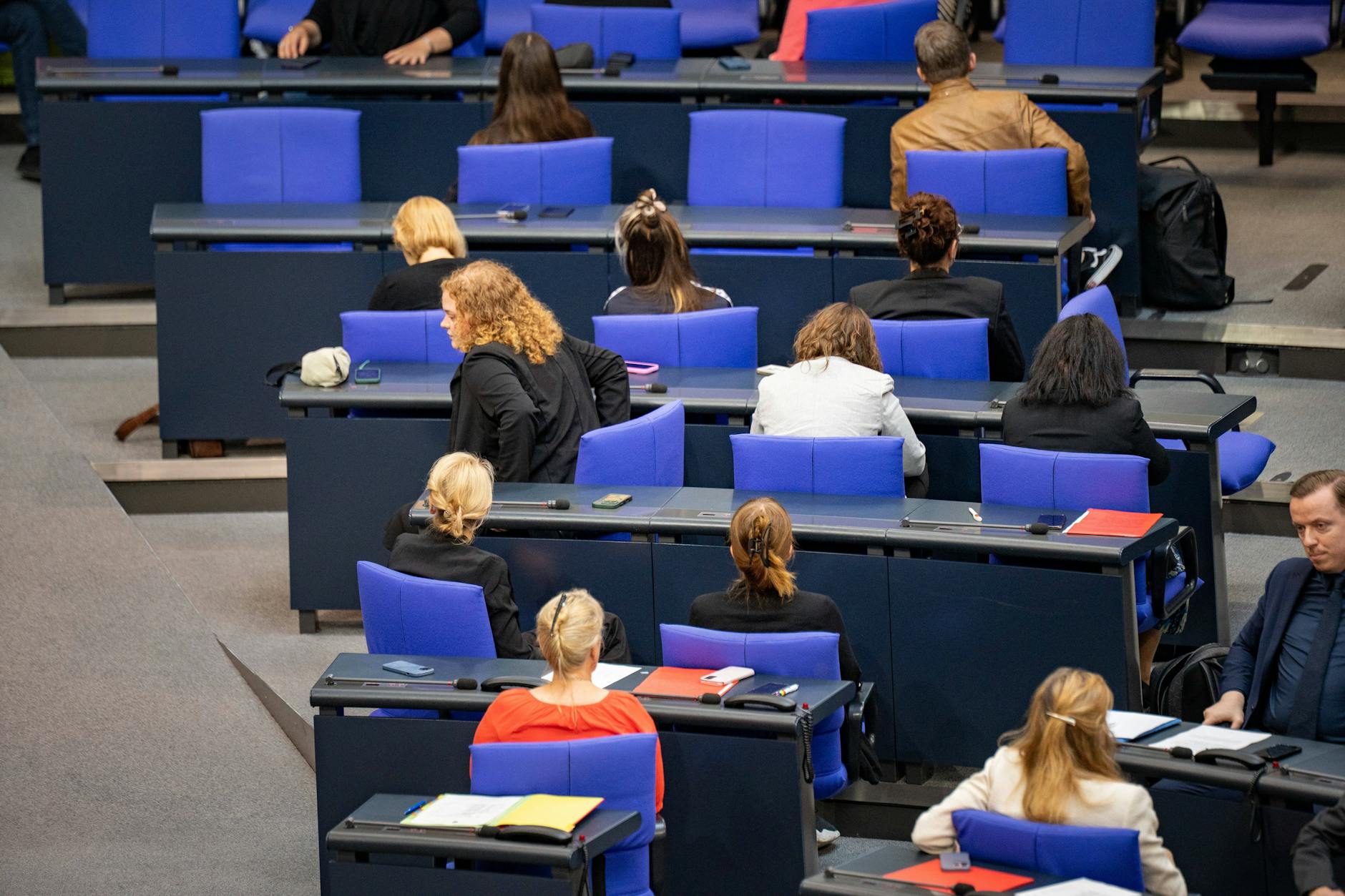 Die Linken-Abgeordneten drehen sich während einer Rede der AfD vom Redner weg.