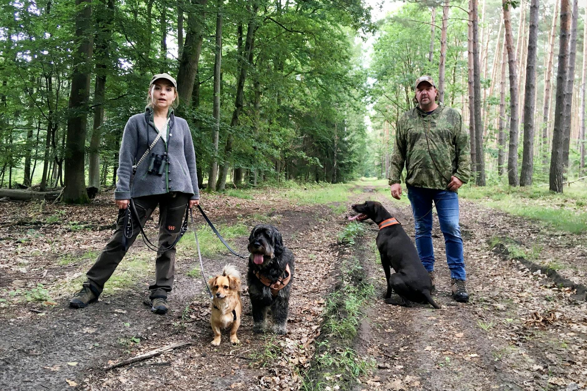 Katja Westerkowsky und Mike-Xaver Liehr von der Bürgerinitiative gegen Windräder im Wald.