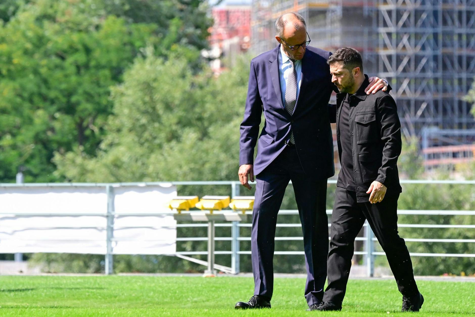 Bundeskanzler Friedrich Merz (l, CDU) begrüßt Wolodymyr Selenskyj, Präsident der Ukraine, bei dessen Ankunft im Garten des Bundeskanzleramtes in Berlin begrüßt.