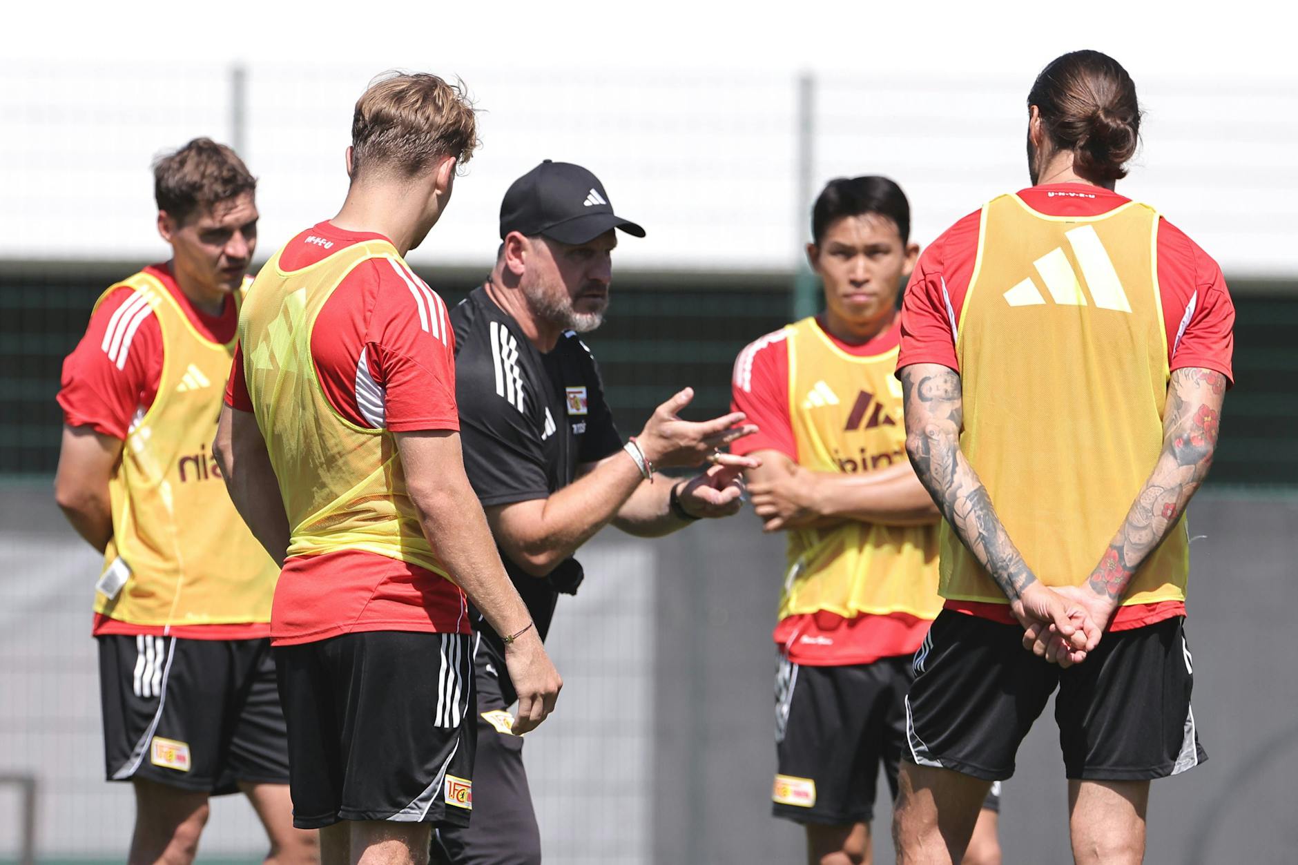 Wer spielt, wer nicht? Union-Trainer Steffen Baumgart (53) hat vor dem ersten Pflichtspiel im DFB-Pokal in Gütersloh knifflige und harte Startelf-Entscheidungen zu treffen.